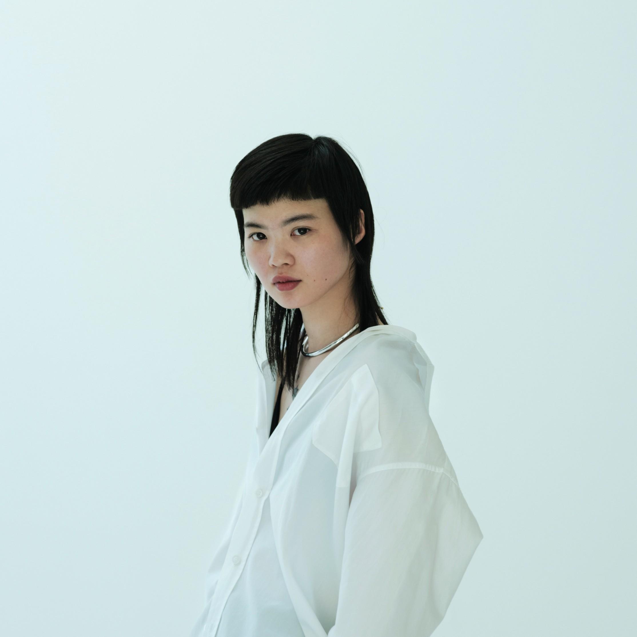 ニッポン美人化計画:ナチュラルで印象的なメイクとは?グレーやブルーの個性的な色使いに注目