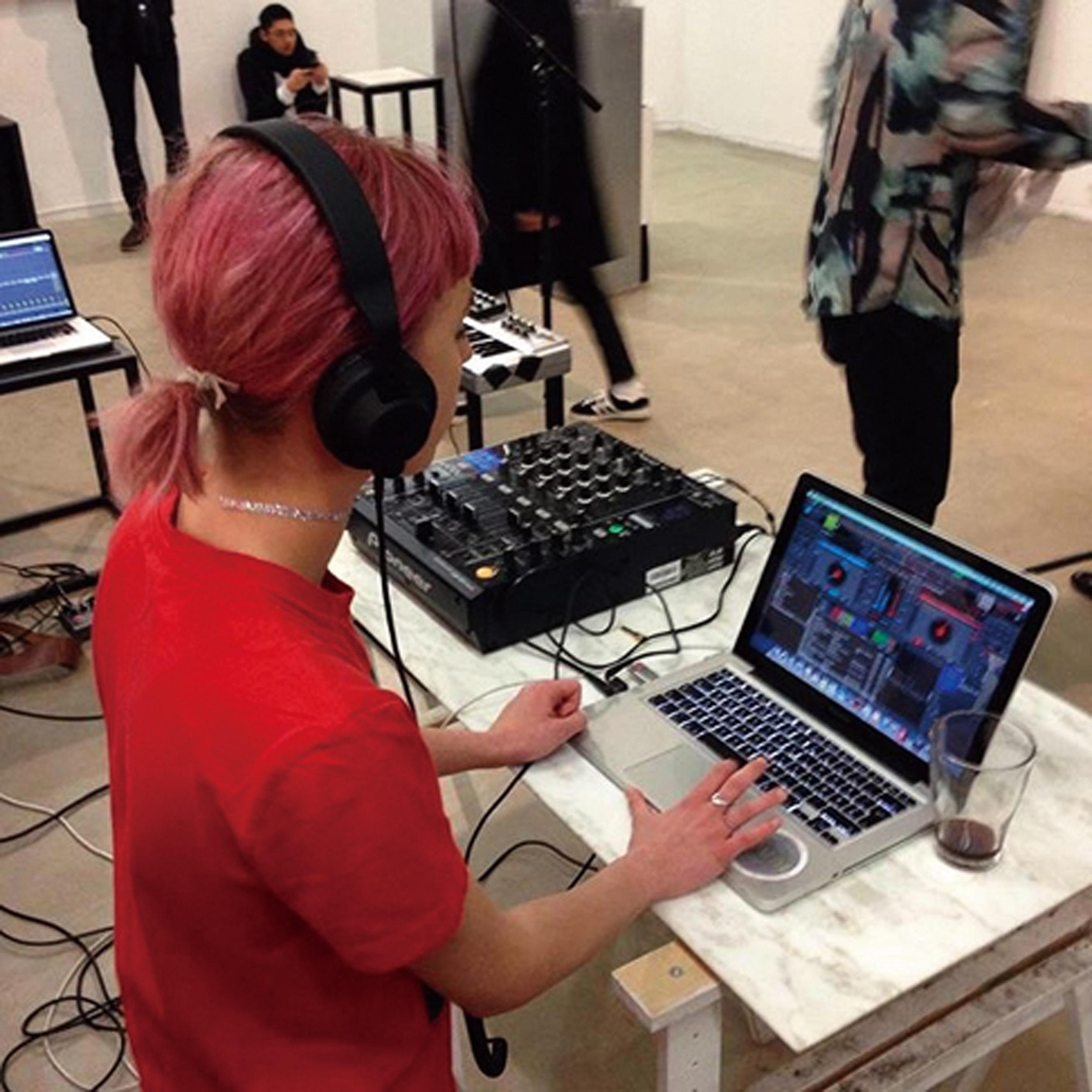 イベントでDJをしているところ。最近はセネガル生まれの女性アーティストFatim…