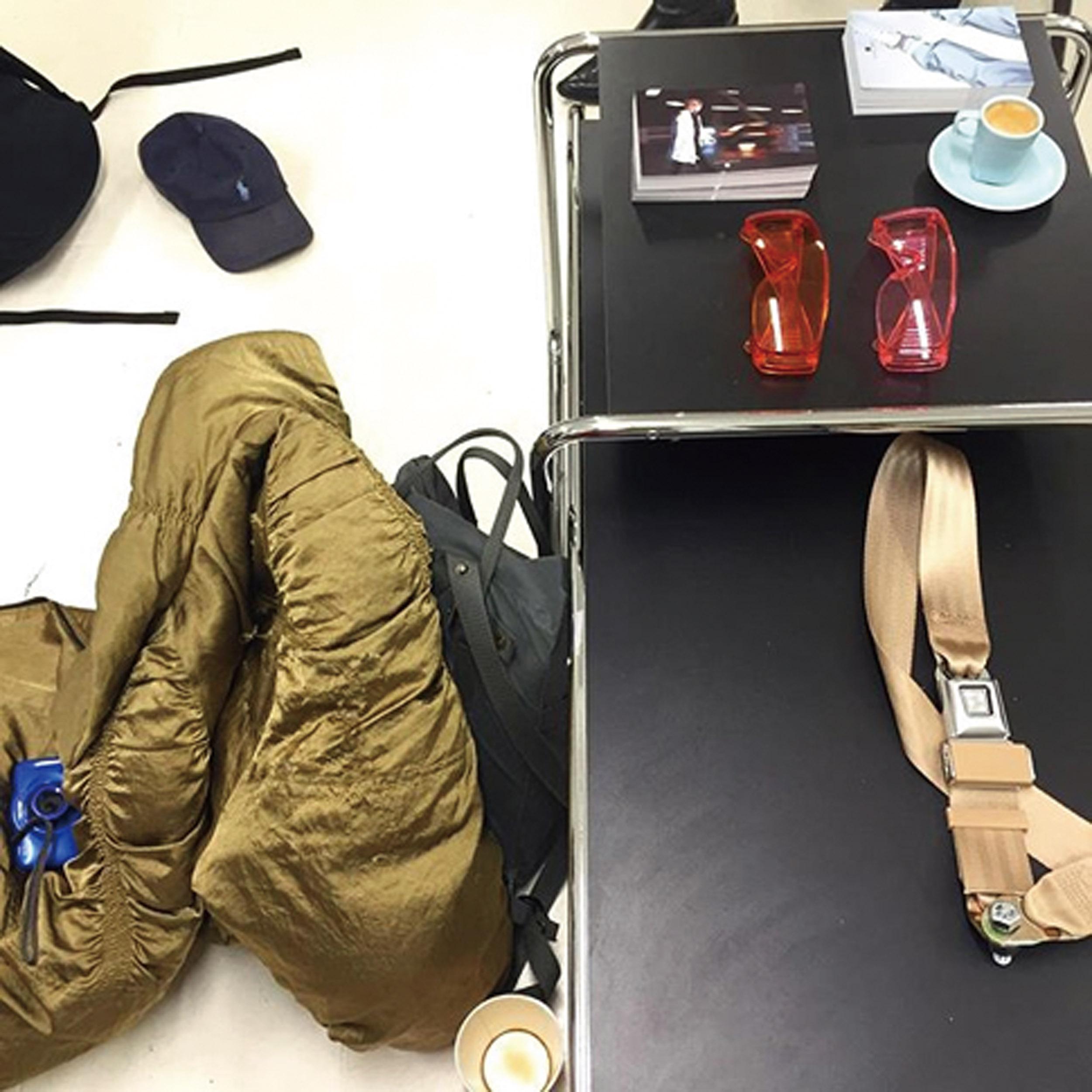 撮影用に自分の私服を引っ張り出しているところ。オレンジのサングラスは最近お気に入…