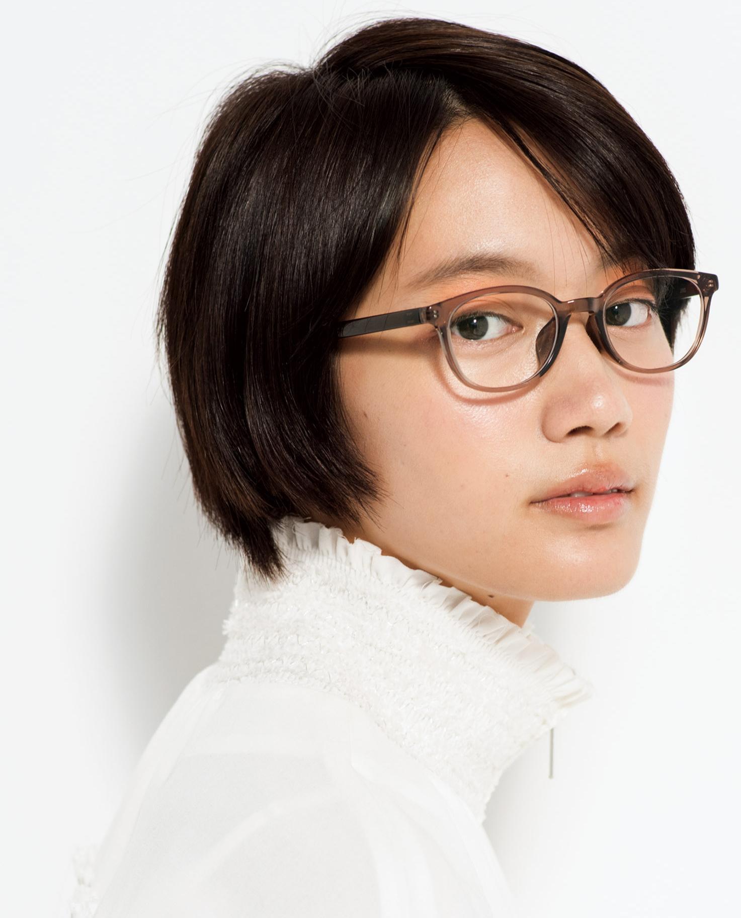 〝メイクコンシャス〟なメガネが誕生。メイクアップアーティストUDAさんの提案で旬顔に大変身。08.甲斐麻利加/学生