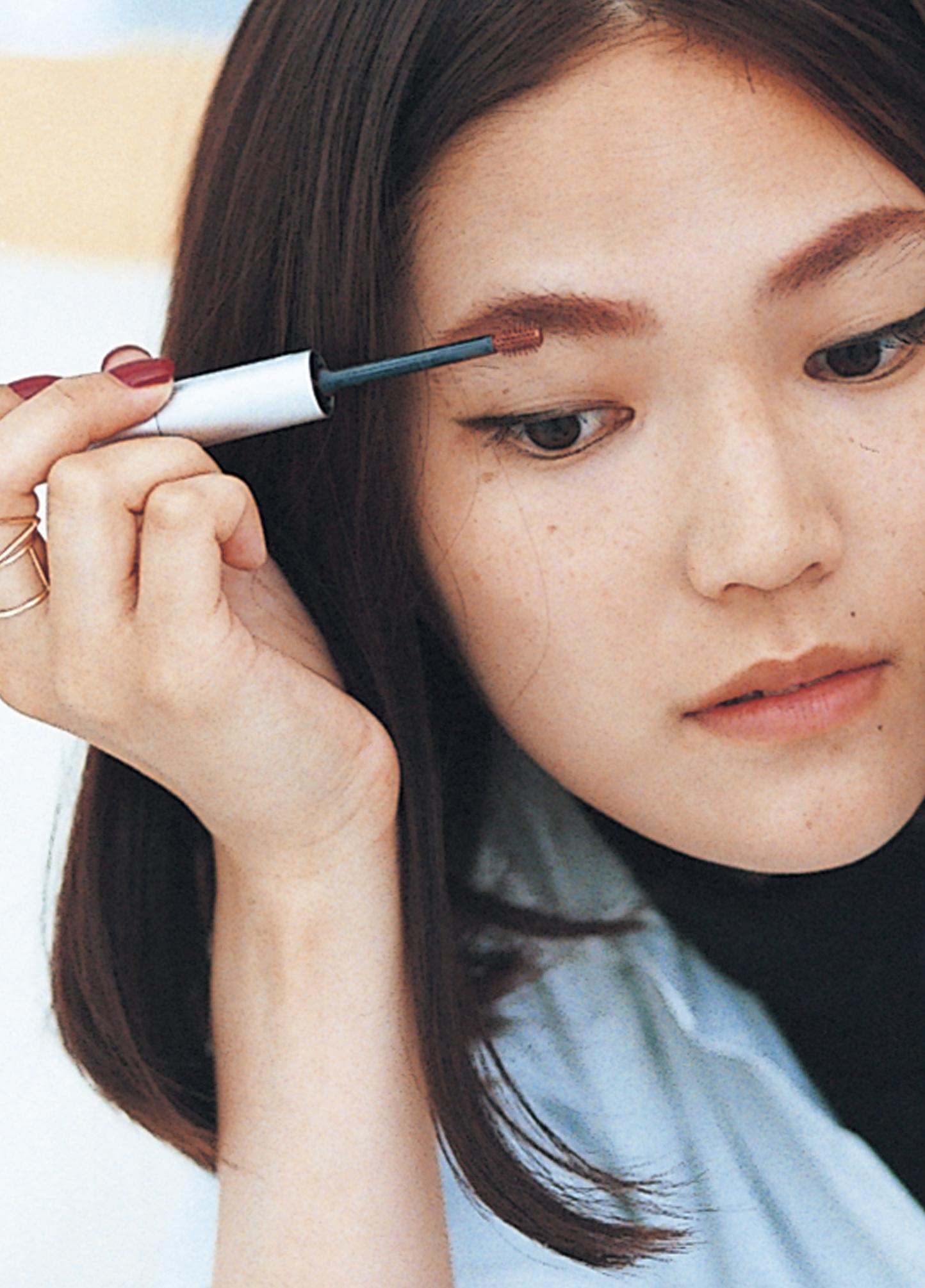 3ステップ&1分。旬のアイブロウをマスターしよう – 赤で染め上げるSMOKY RED眉毛