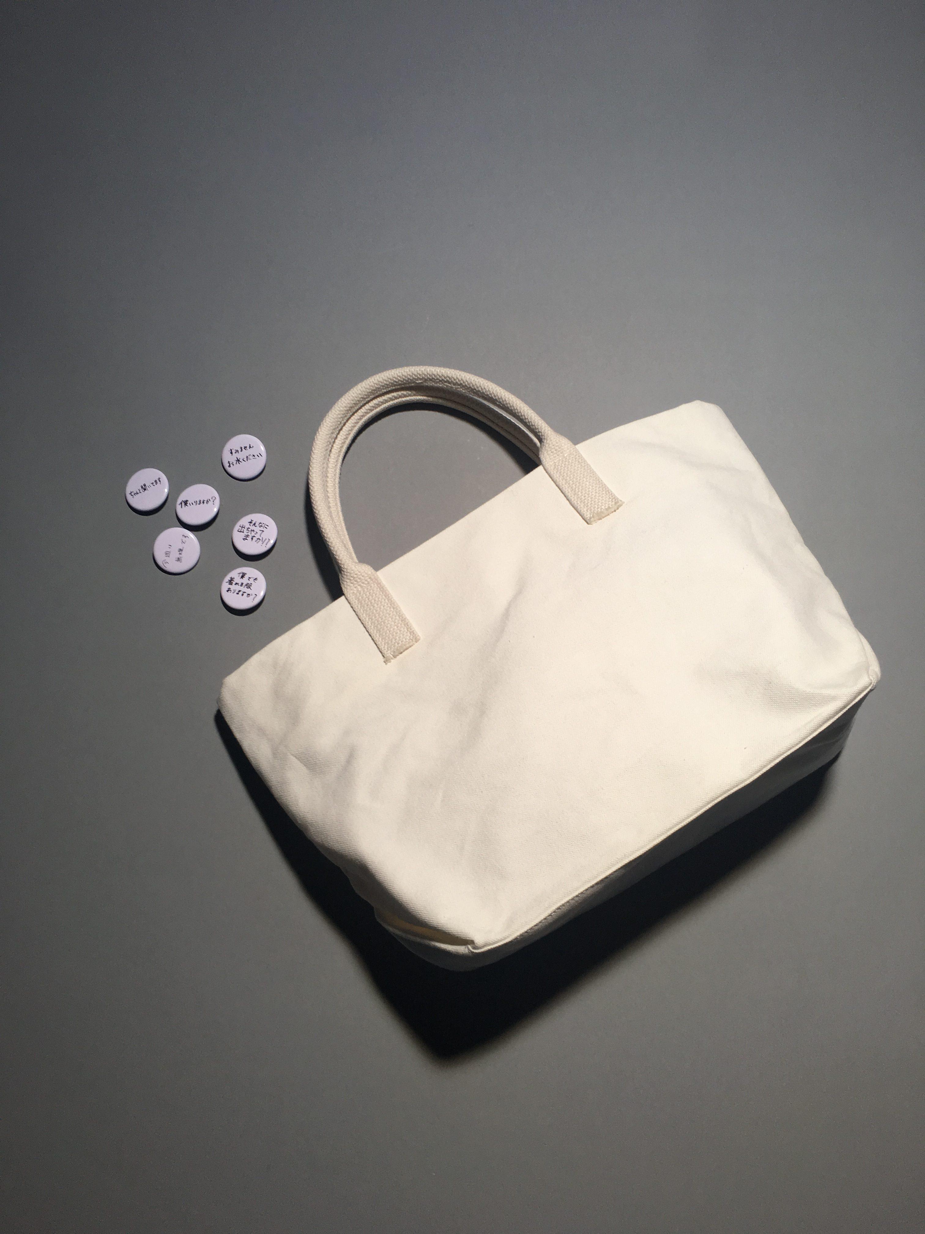 スタイリスト入江陽子さんの今月のひとめぼれ-〈アエタ フォー スティーブンアラン〉の缶バッチ付きトートバッグ