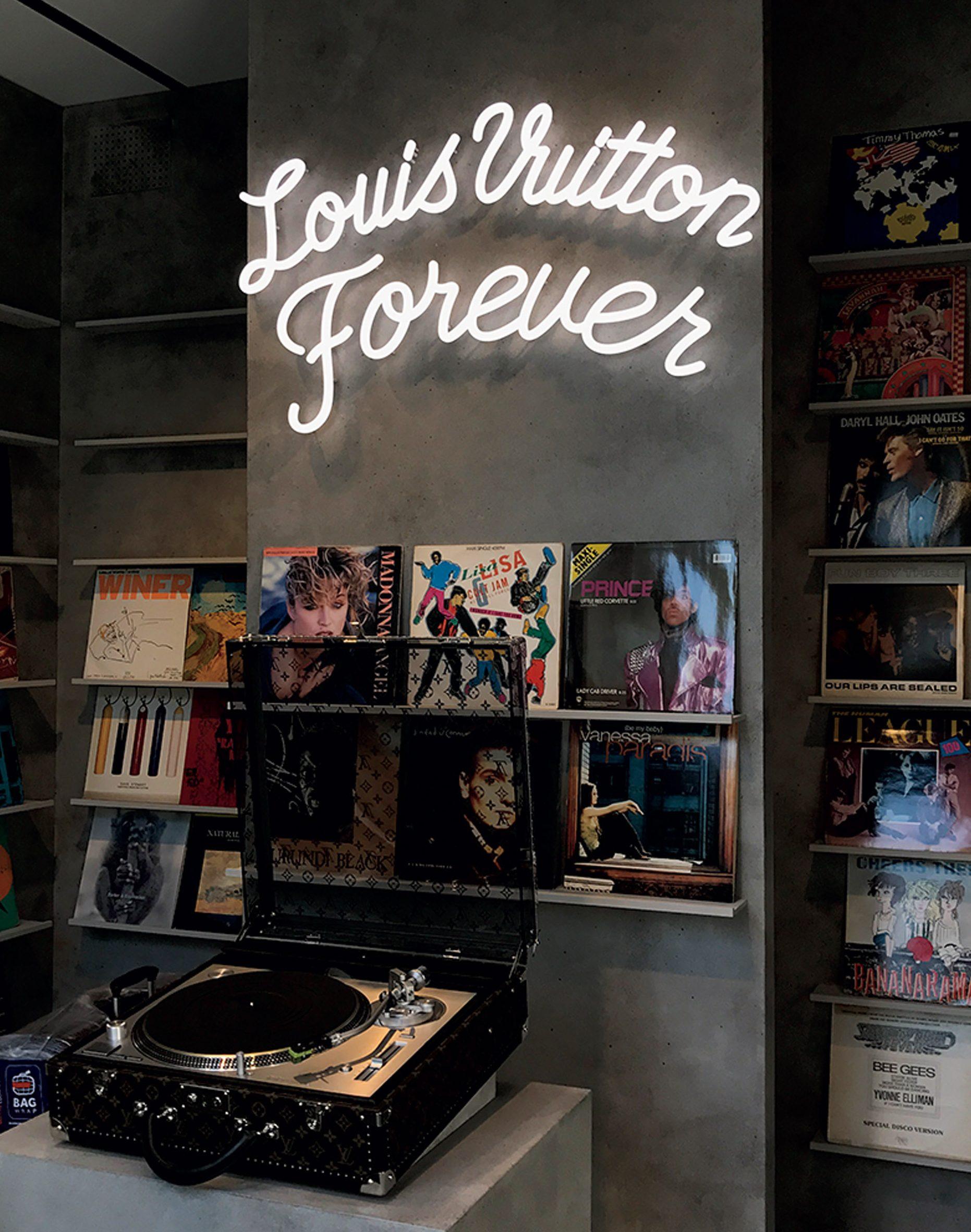 〈LOUIS VUITTON〉からモノグラム・キャンバスで包める粋なレコードケースが登場!