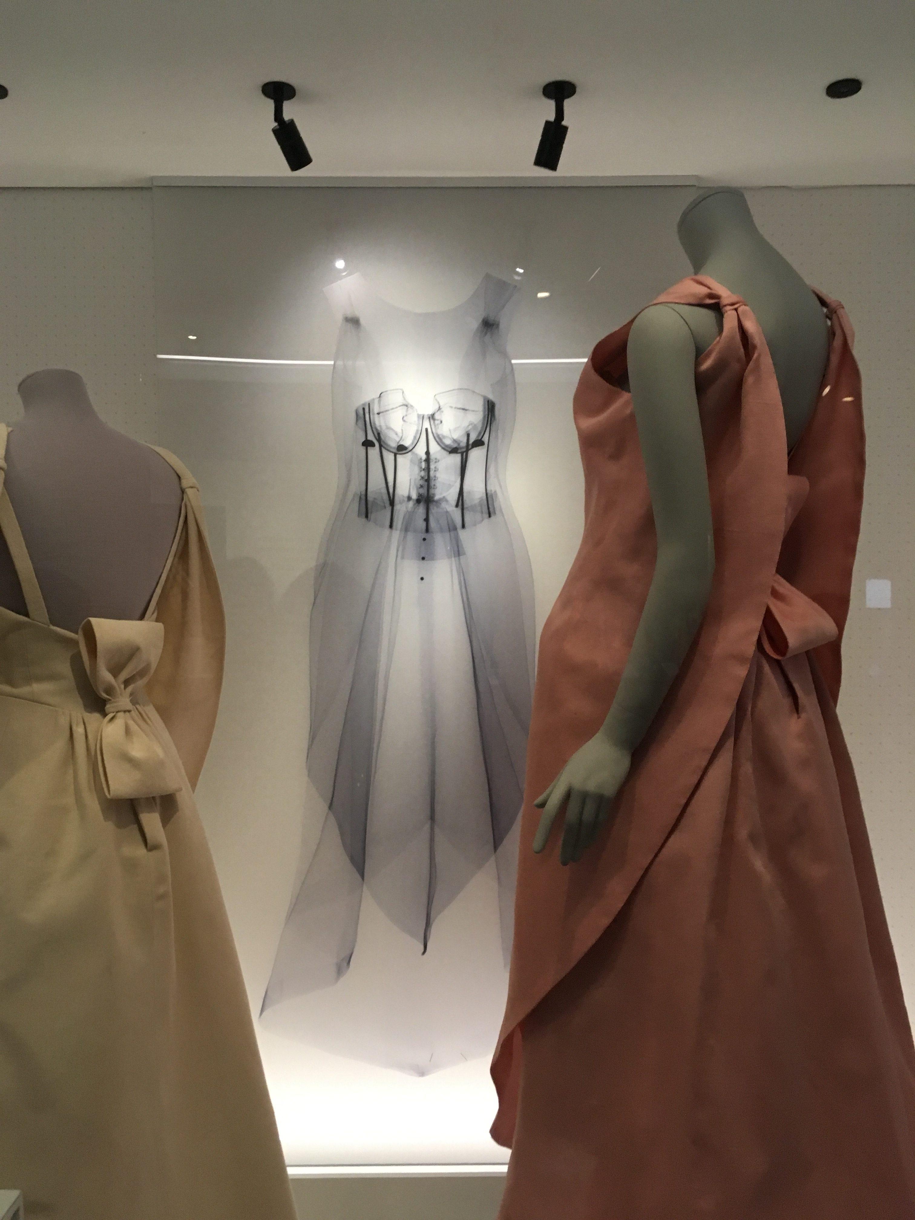 クチュリエ界の建築家、 クリストバル・バレンシアガ展。 エディター天野志穂のLONDON 12