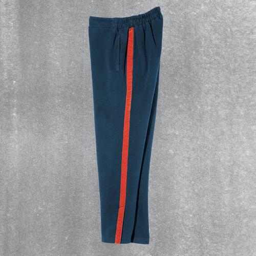 ウォッシュをかけて着古した風合いに、サイドラインはヒップ側。パンツ ¥28,80…