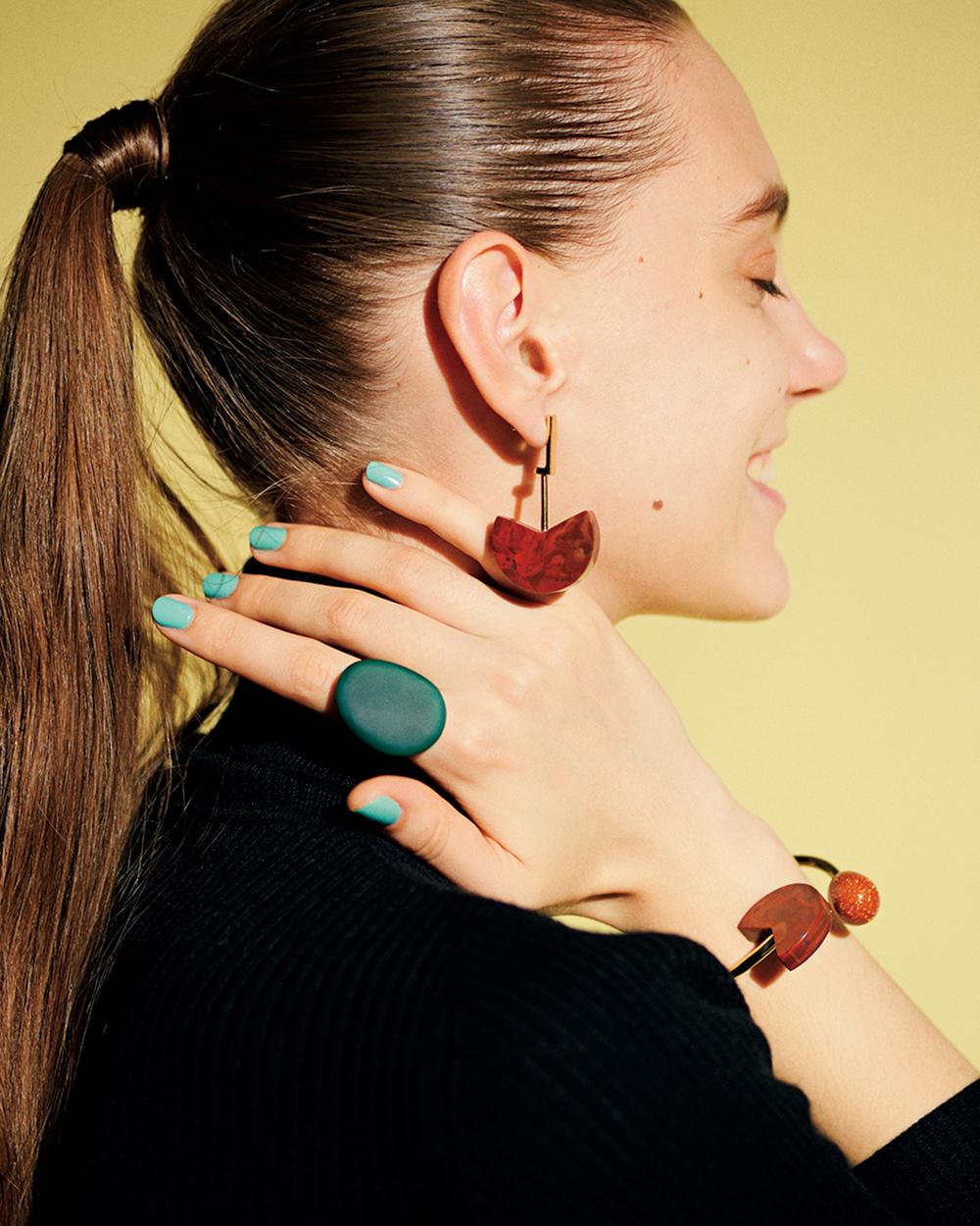 穏やかな気分にはネイルでひと休みetc.. 占いの専門家に聞いた2018年ファッションで運気UP!