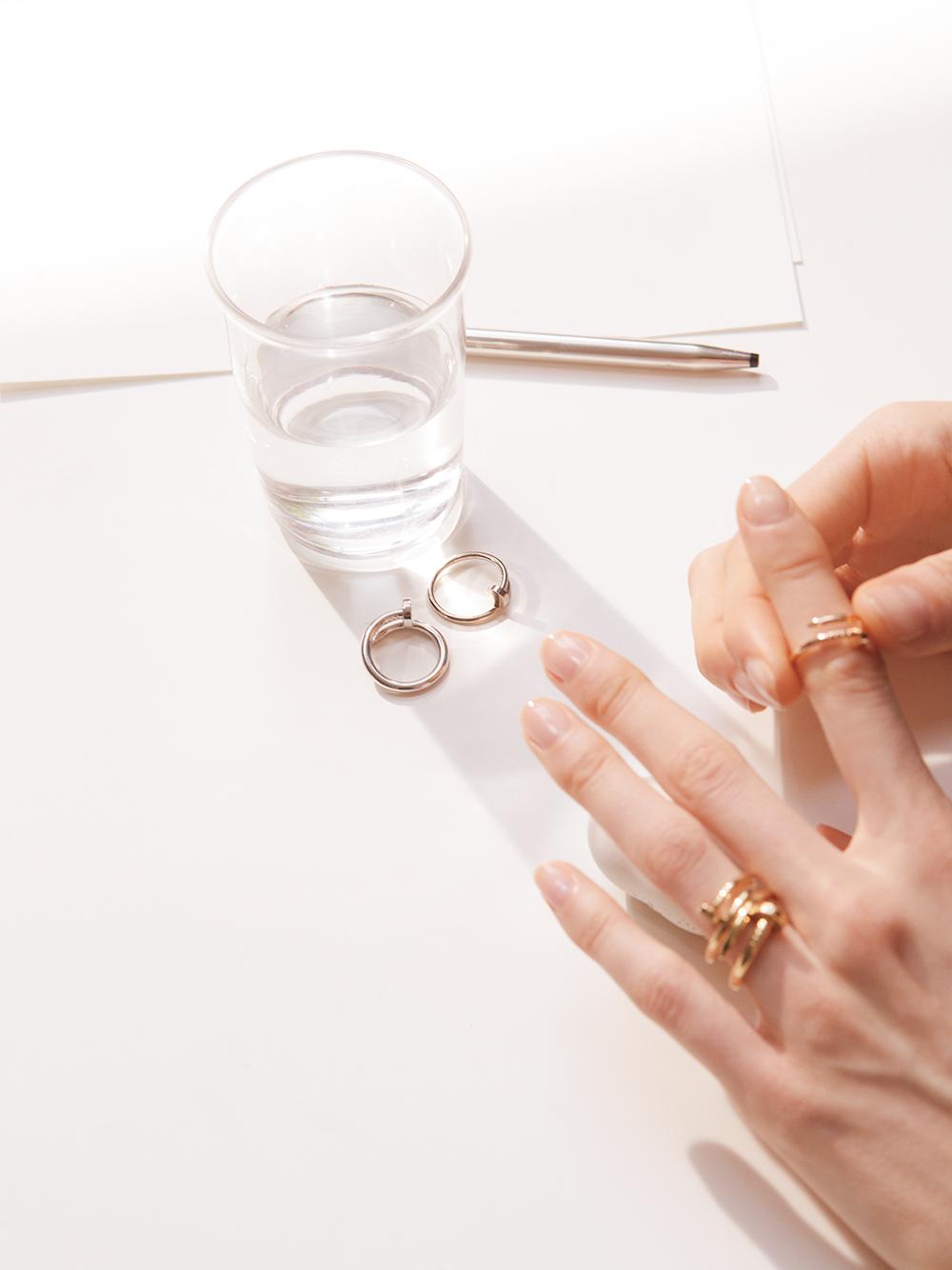 〈カルティエ〉「ジュスト アン クル」に繊細なシルエットのリングとブレスレットが加わる