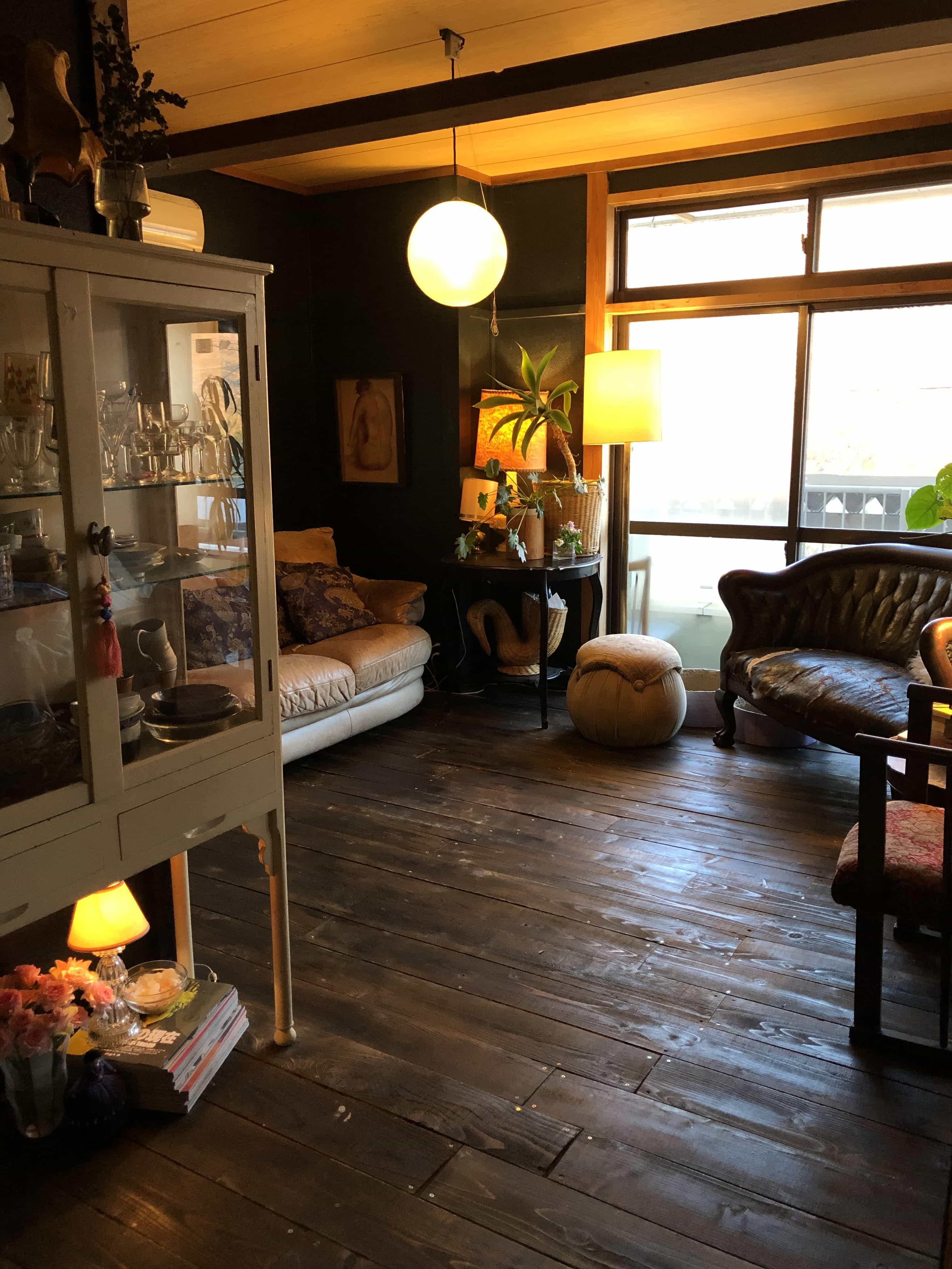 私と部屋 vol.13 木の家に一目惚れ。愛猫たちとヴィンテージな質感を楽しむ ー石関智美さん