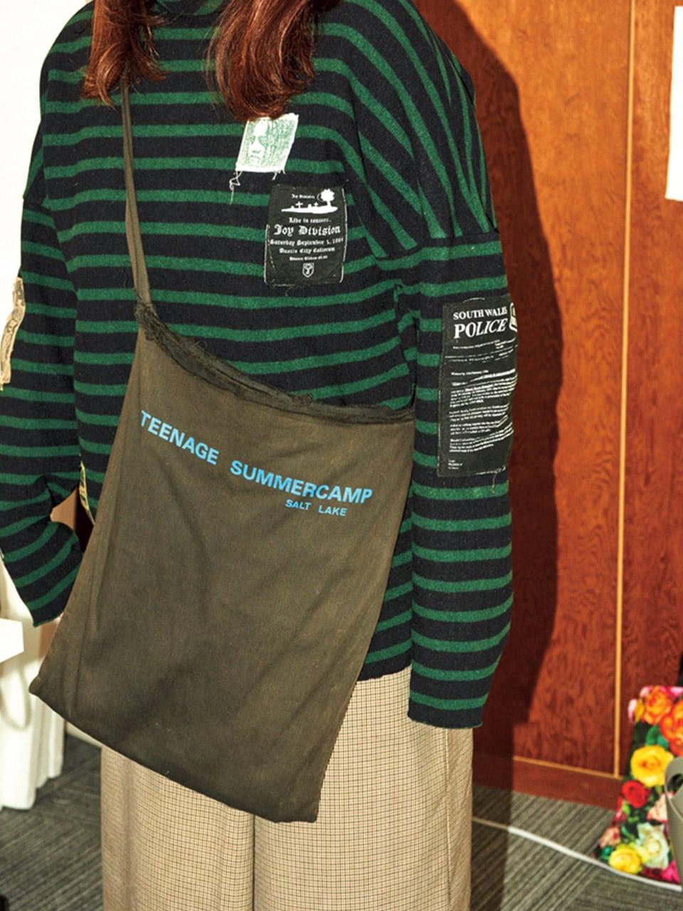 シュエ・ジェンファンの定番クロスボディバッグ