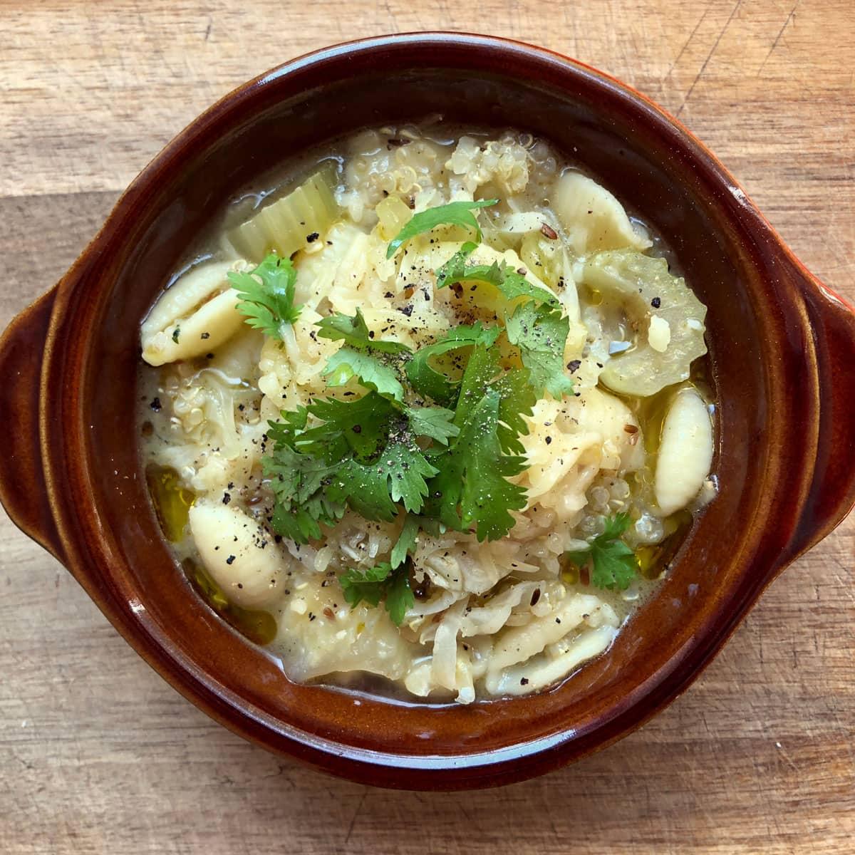 キャベツとセロリとキヌアのスープパスタ