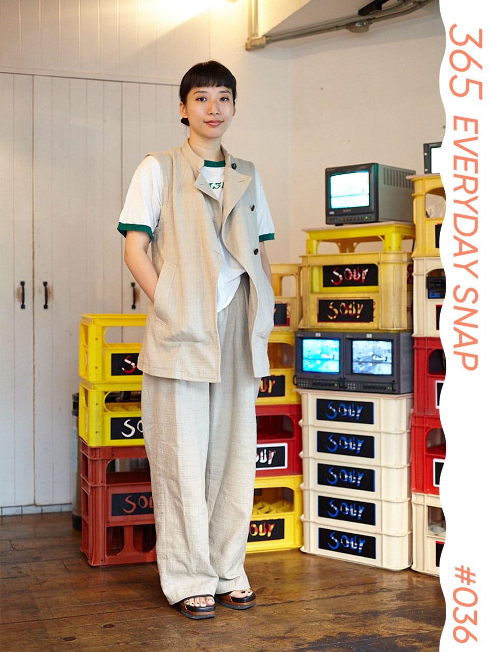 セットアップはTシャツで着崩す。ディテールテクでアクセいらず｜365日おしゃれスナップ