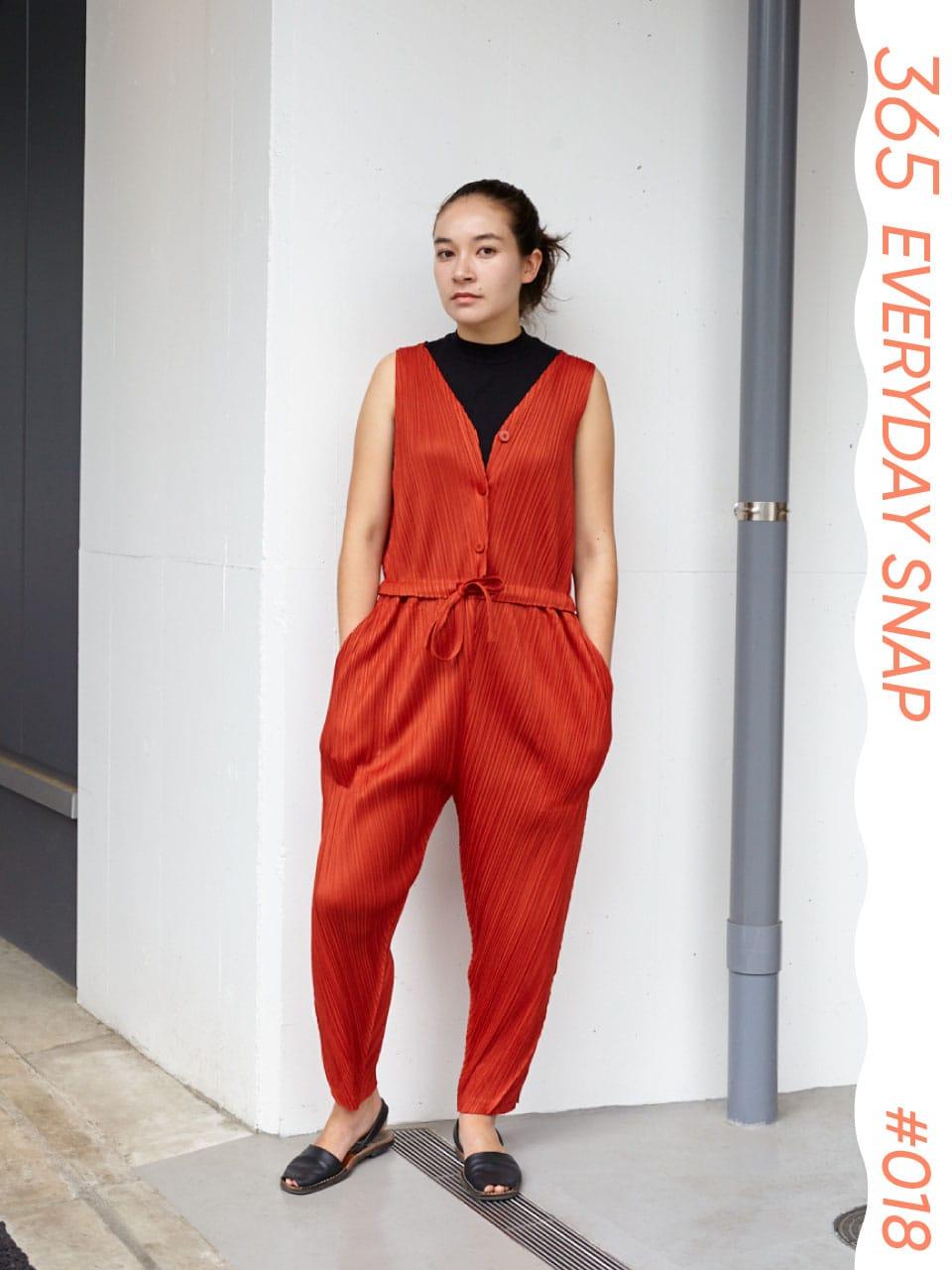 発色の良さが初夏らしい。トレンドのジャンプスーツで涼しげに｜365日おしゃれスナップ