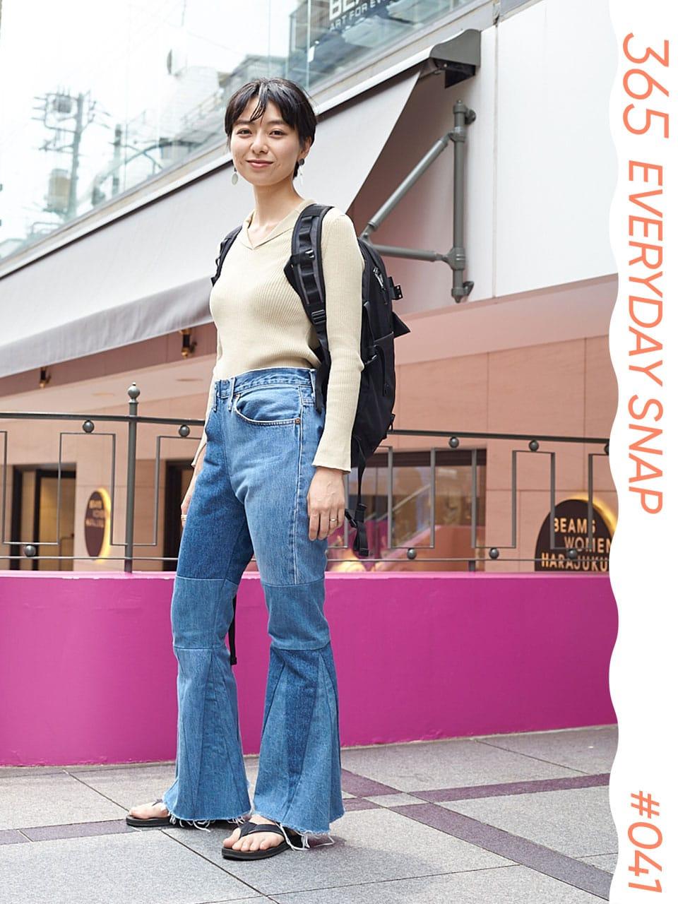 リメイクのブーツカットデニムを主役に。バックパックと好相性｜365日おしゃれスナップ