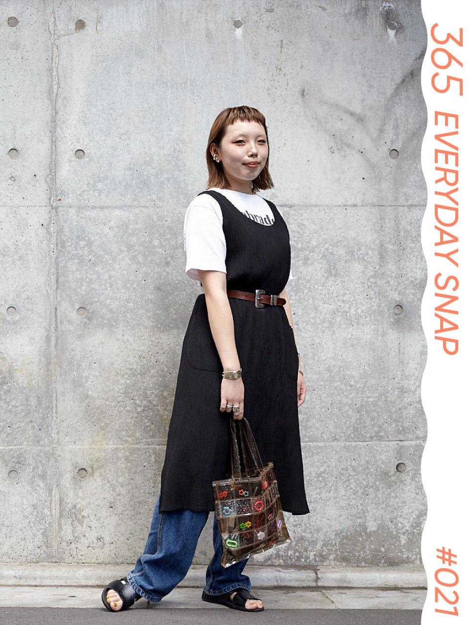 夏の定番PVCバッグが主役。黒のワンピー スにデニムで粋に｜365日おしゃれスナップ