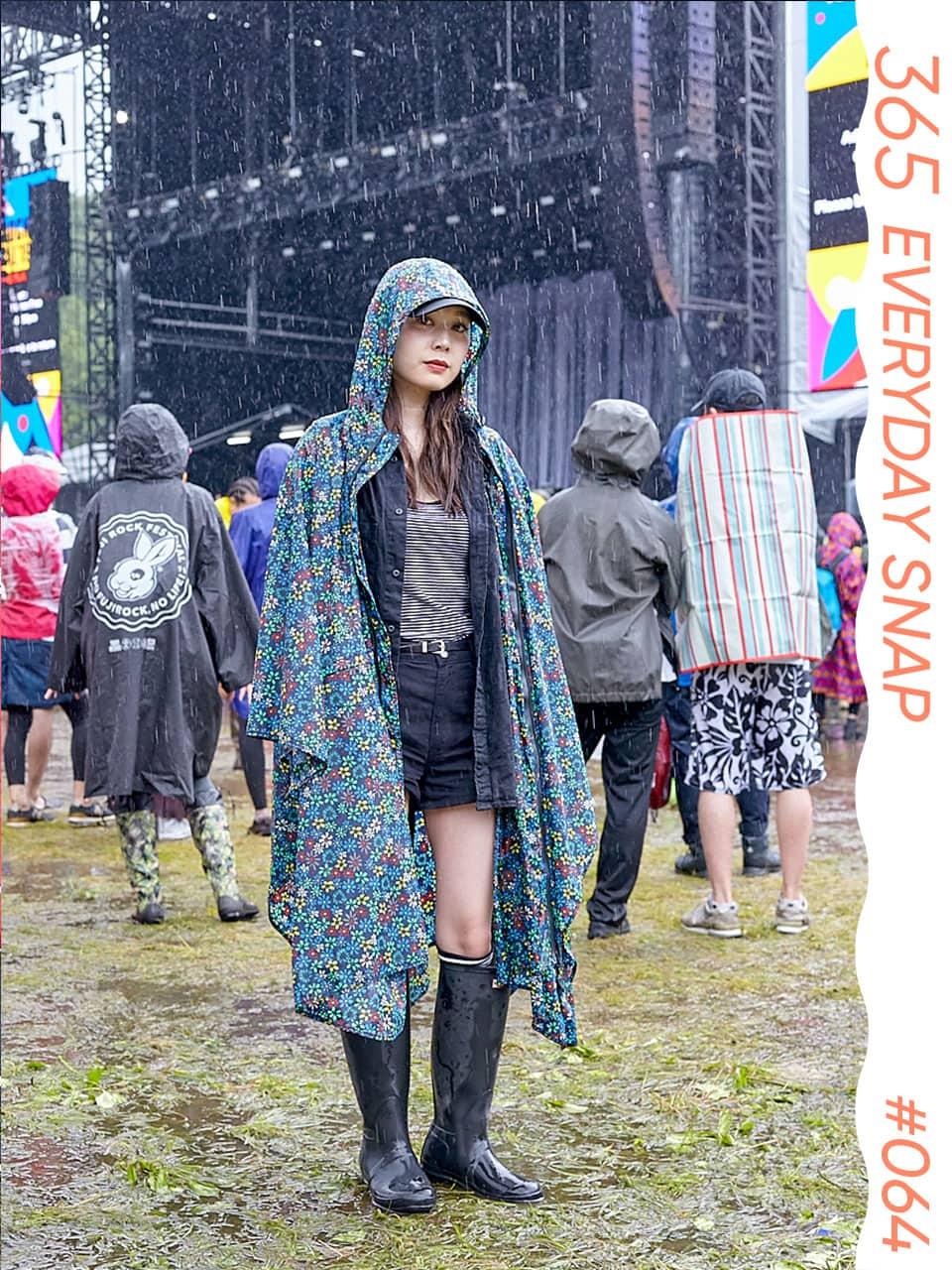 花柄ポンチョで大雨に挑む。全身モノトーンで大人なショーパンルック｜365日おしゃれスナップ