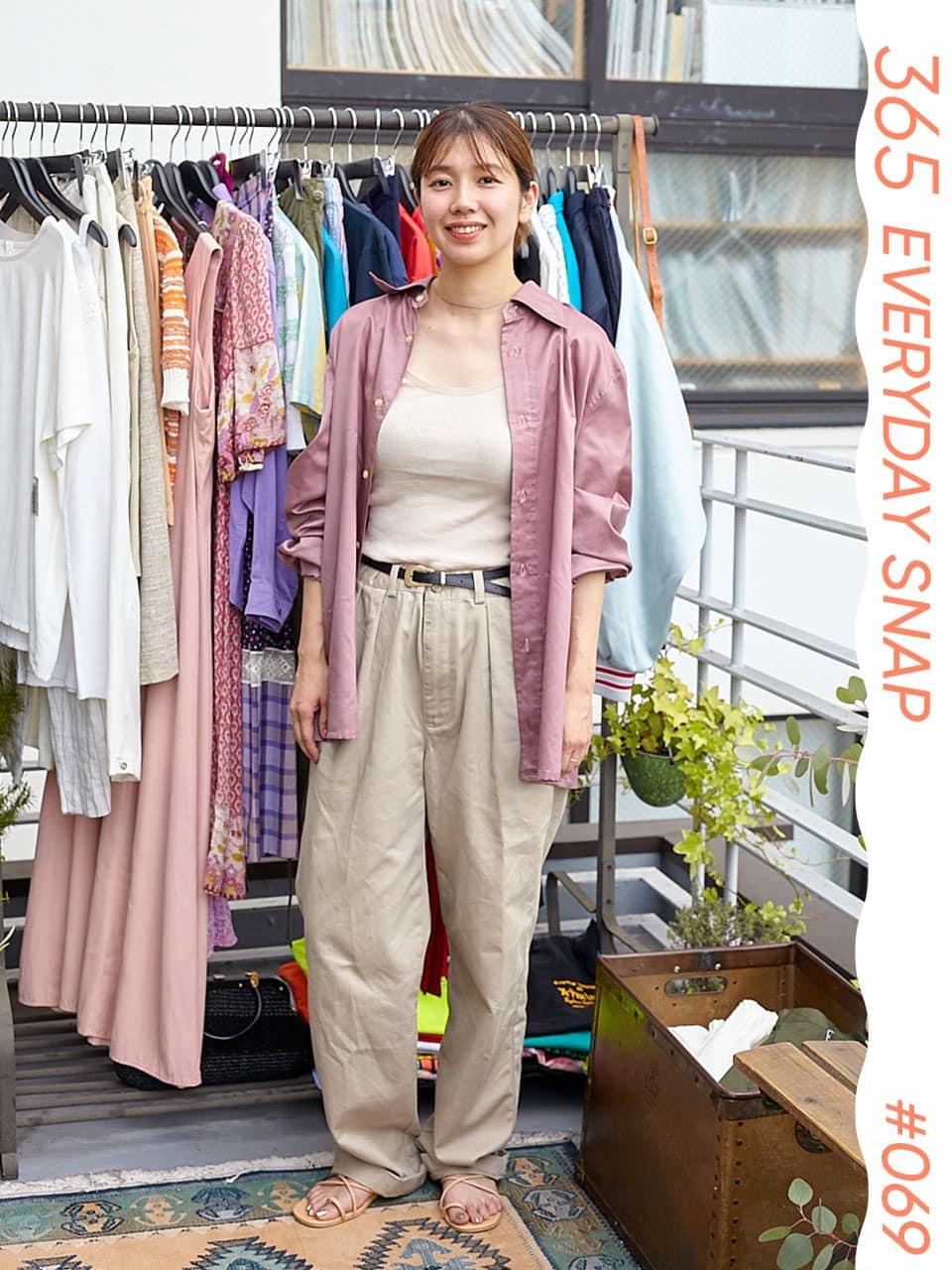 ボーイなチノパンはトップスに光沢を。ピンクのサテンが肌馴染み良し｜365日おしゃれスナップ