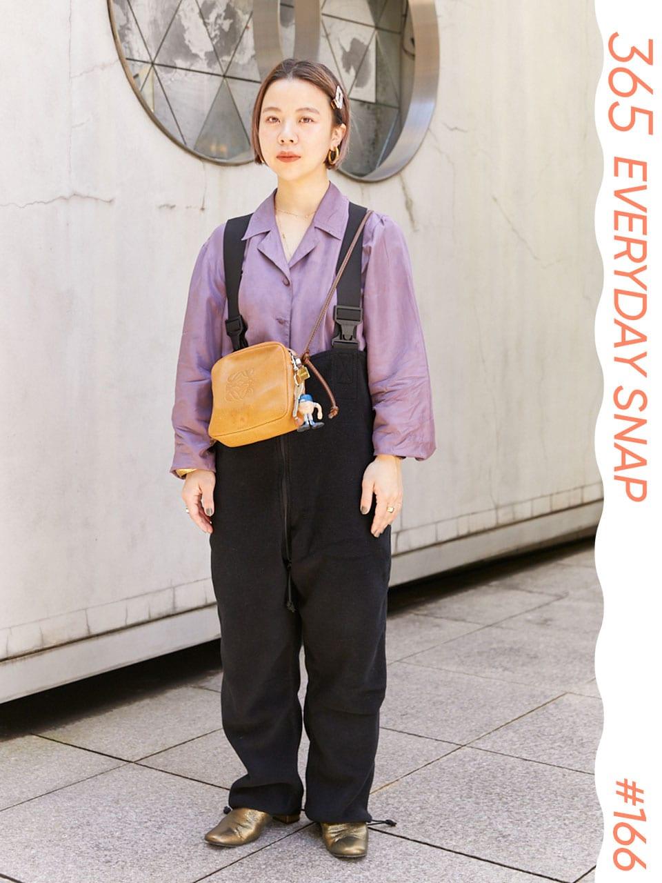 ヘアアクセ使いが絶妙。オーバーオールとシャツのコントラストを効かせて|365日おしゃれスナップ