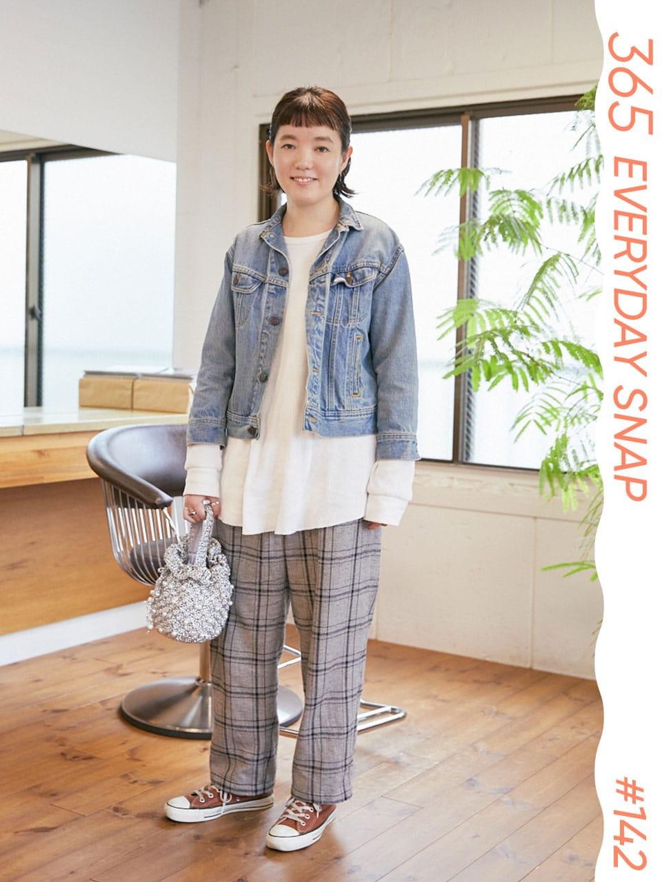 コンバースとデニムジャケットに90年代感が。トップスはサーマルを｜365日おしゃれスナップ