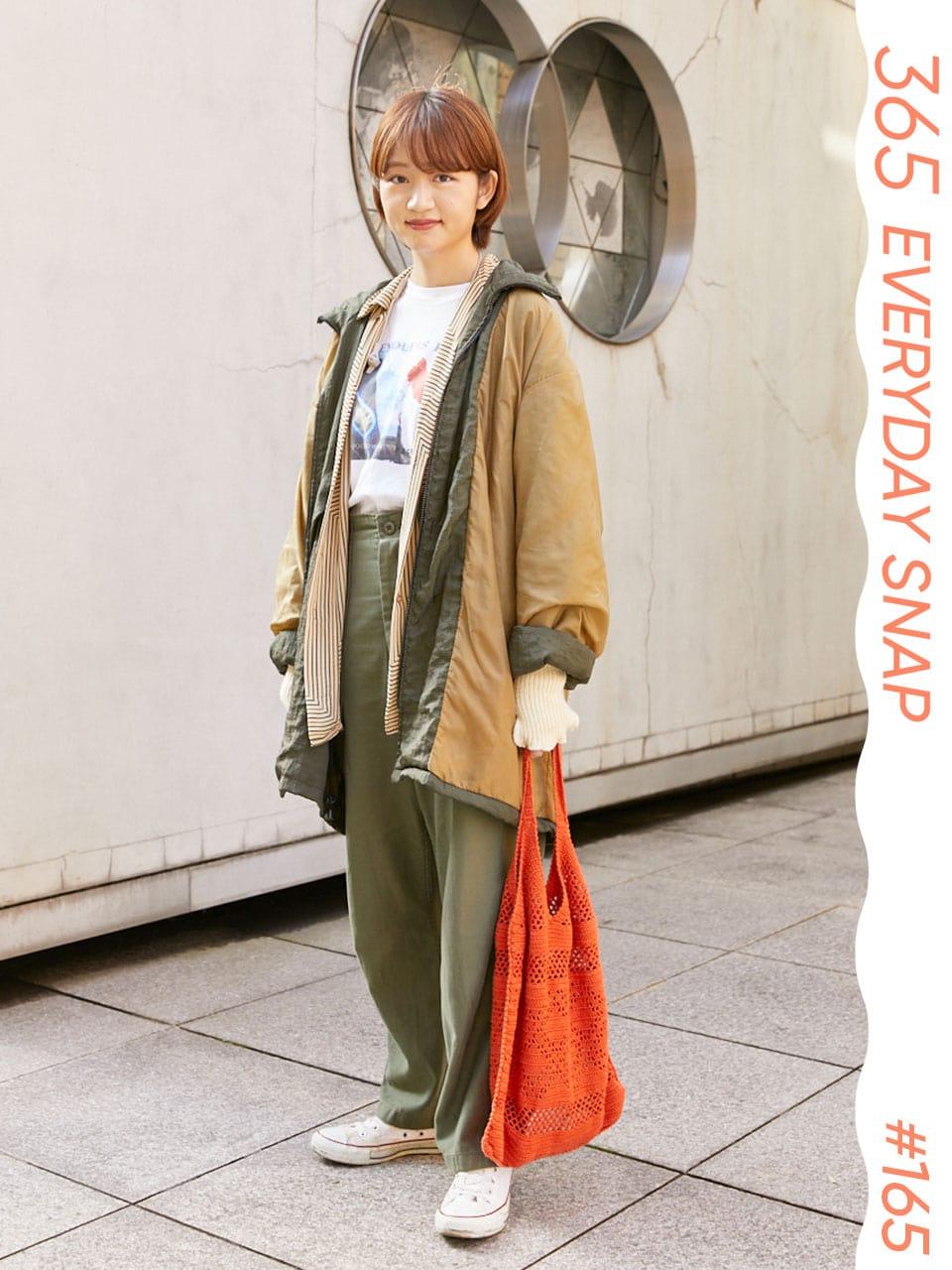 アウターを裏返しにした重ね着スタイル。カーゴパンツを女性らしく｜365日おしゃれスナップ