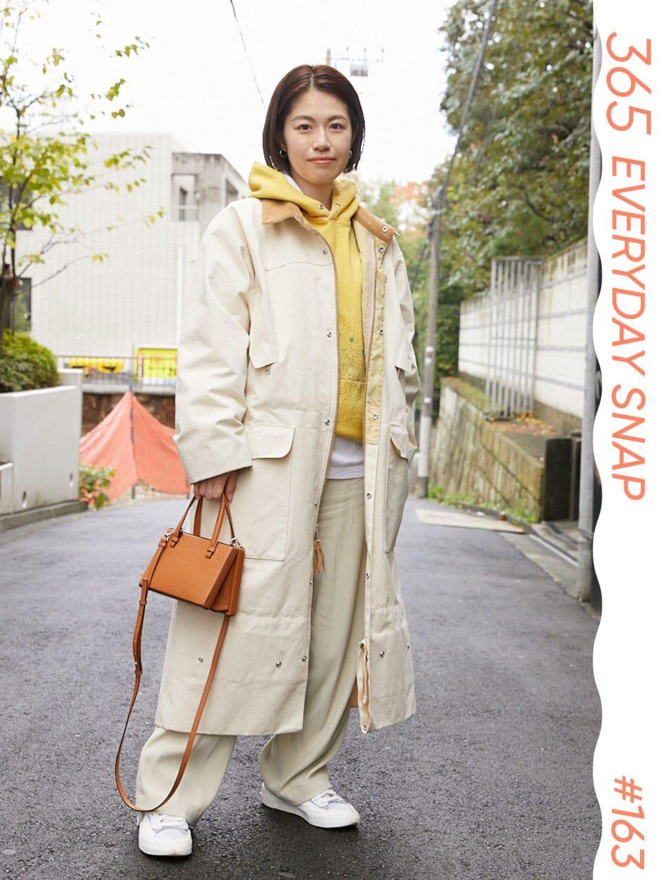 ワーキングウェアを上品にアレンジ。同系色で全身まとめて｜365日おしゃれスナップ