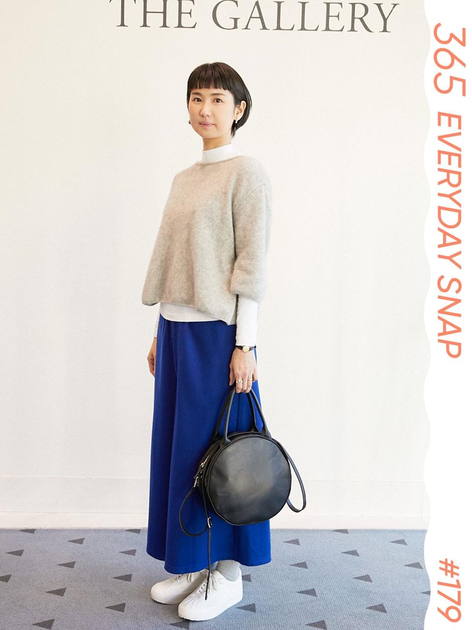 ボトムスはブライトカラーでモダンに。パールのアクセ使いに注目｜365日おしゃれスナップ