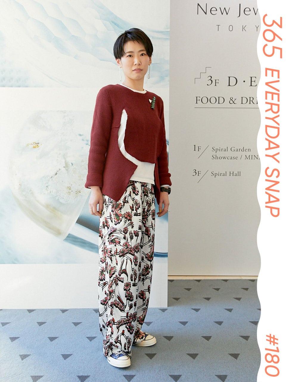 グラフィカルな大柄パンツが主役。ブローチでアクセントを｜365日おしゃれスナップ