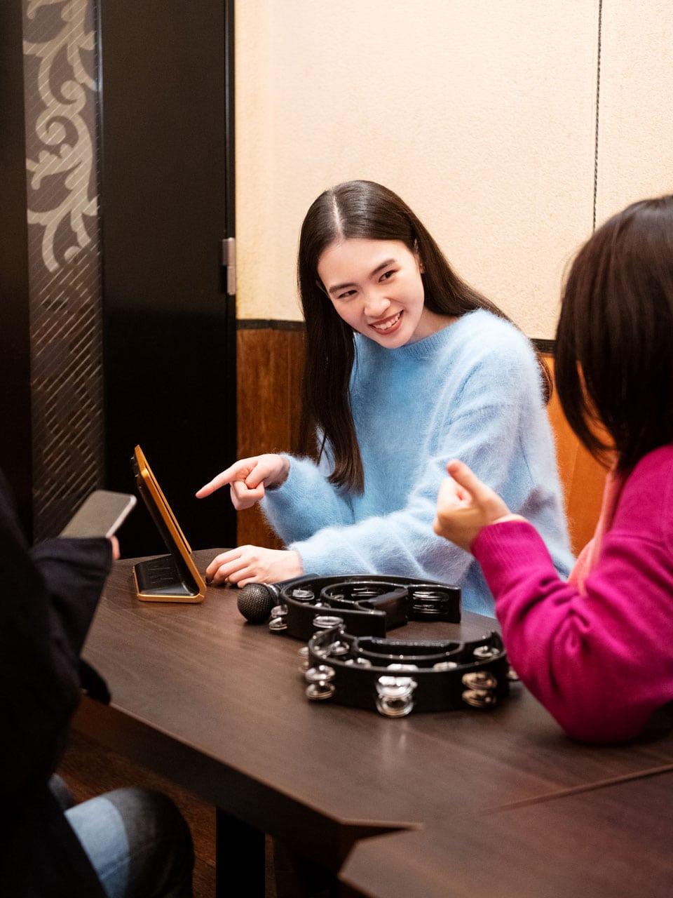 二次会はカラオケ