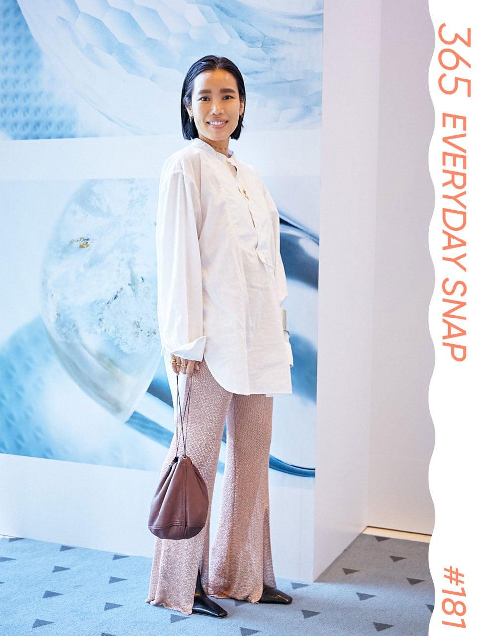 素材使いが秀逸。シャツのコットン×ラメのパンツの合わせに技あり｜365日おしゃれ