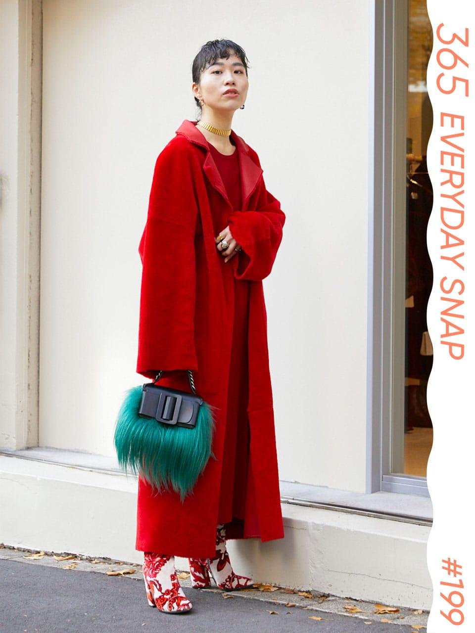 全身赤でまとめてリュクスなムードに。バッグとブーツも存在感あり｜365日おしゃれスナップ