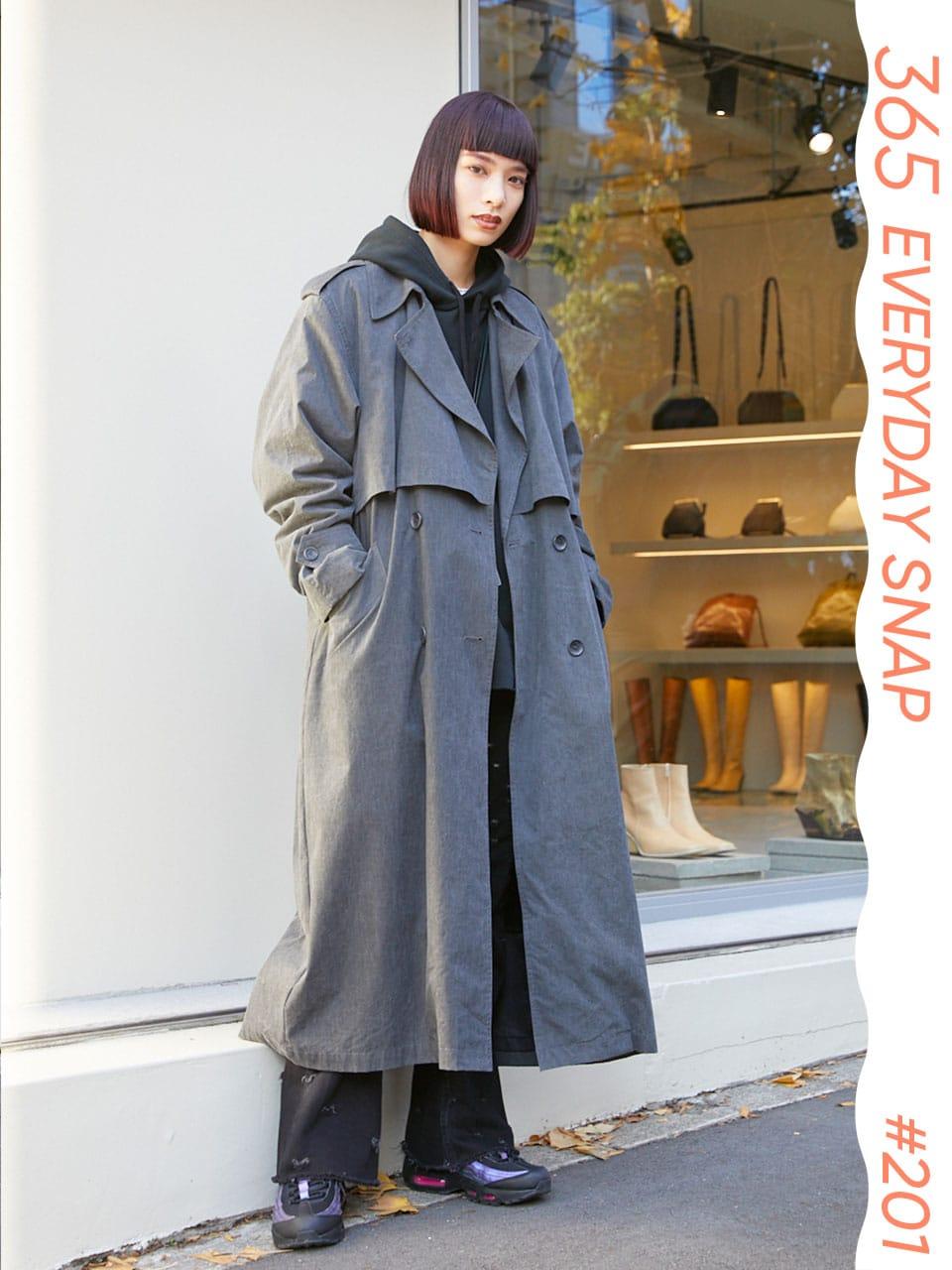 大きめトレンチがクール。ボーイッシュなスタイルに髪色が映える｜365日おしゃれスナップ