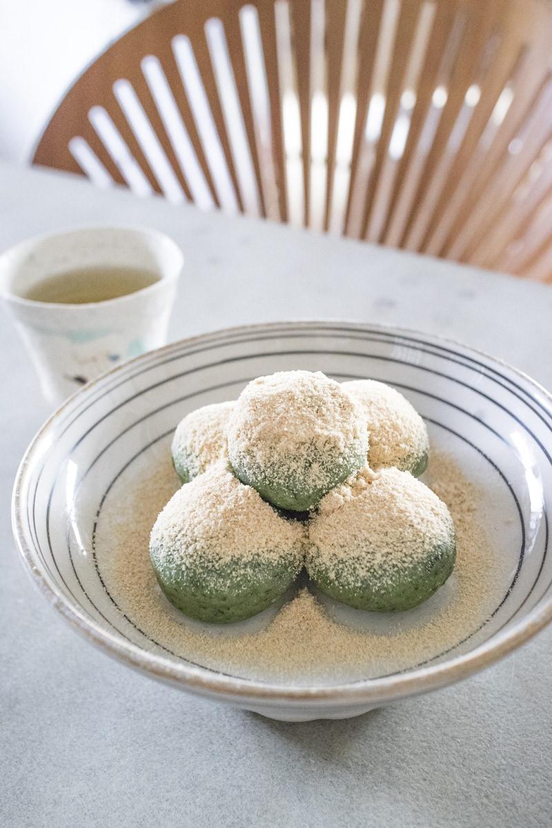 ヨモギで作る自家製草もちレシピ。旬の食材で美味しく体を整えよう