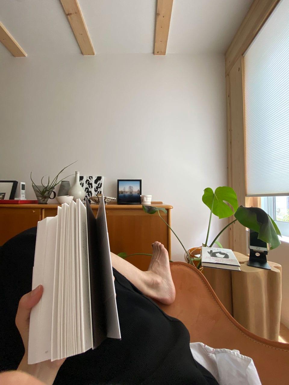 私と部屋　アート　緑　椅子