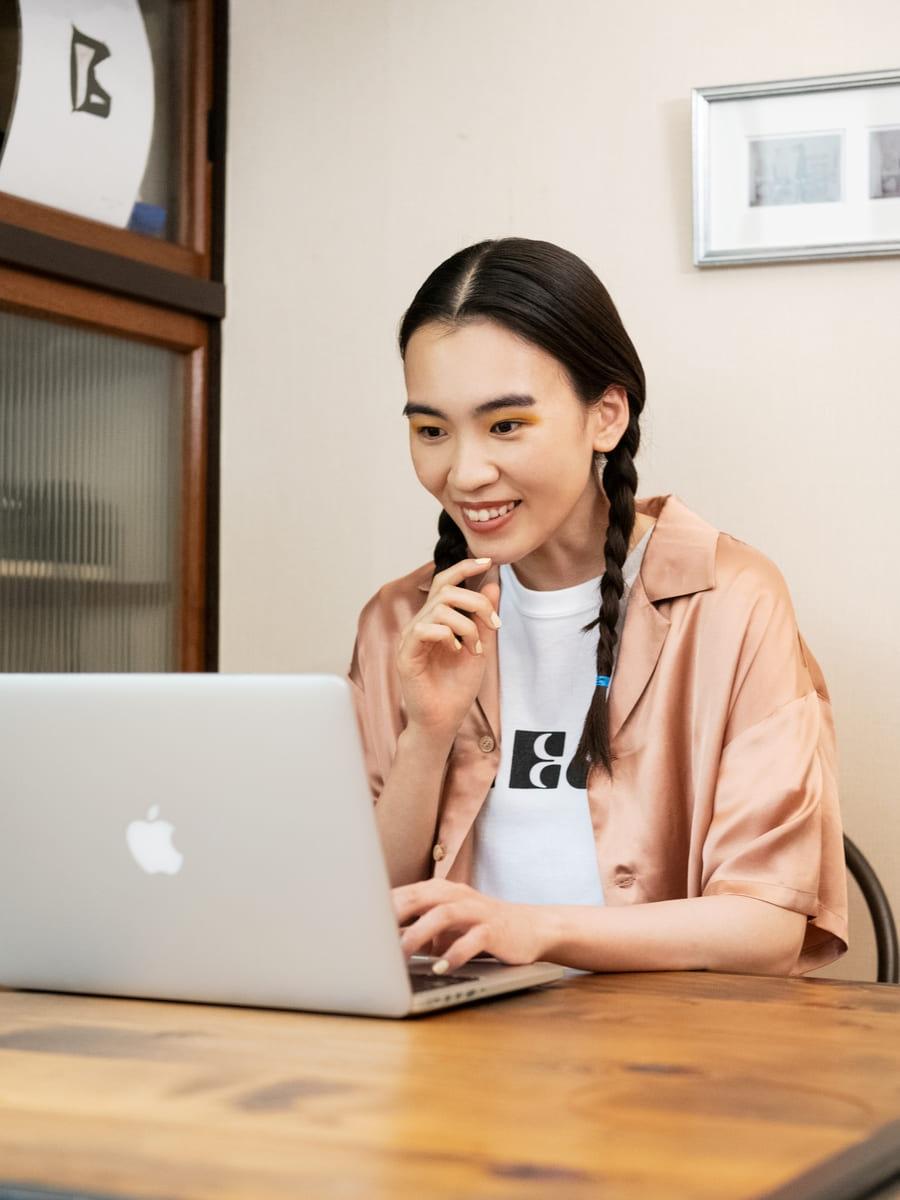 GINZA女子の1ヶ月着まわし：8/22「仕事はメールでやってくる」