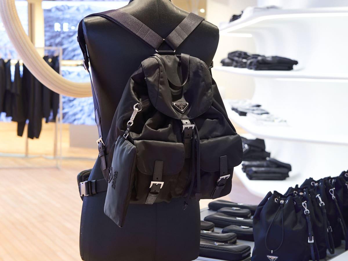 プラダ 青山店」にインスタレーションが出現。100％再生素材“Re 