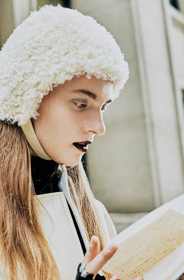 本とコート、未来のカノン