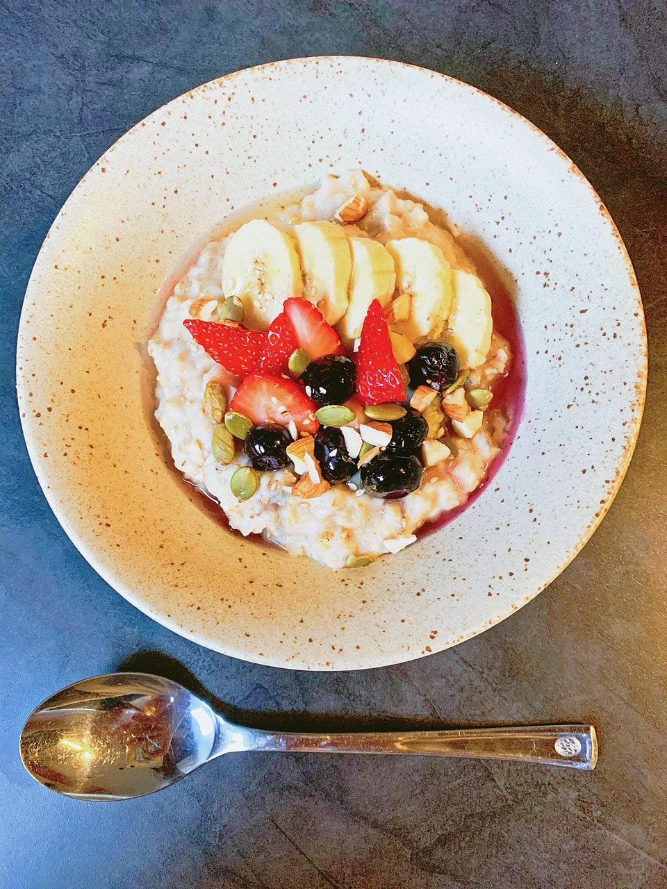 山盛りフルーツのポリッジ