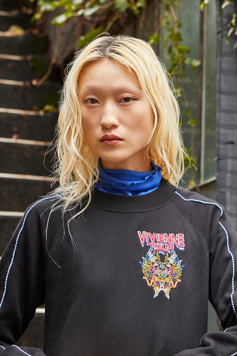 ドラゴンをまとうドラマティックな日常。〈ヴィヴィアン タム〉の最新  