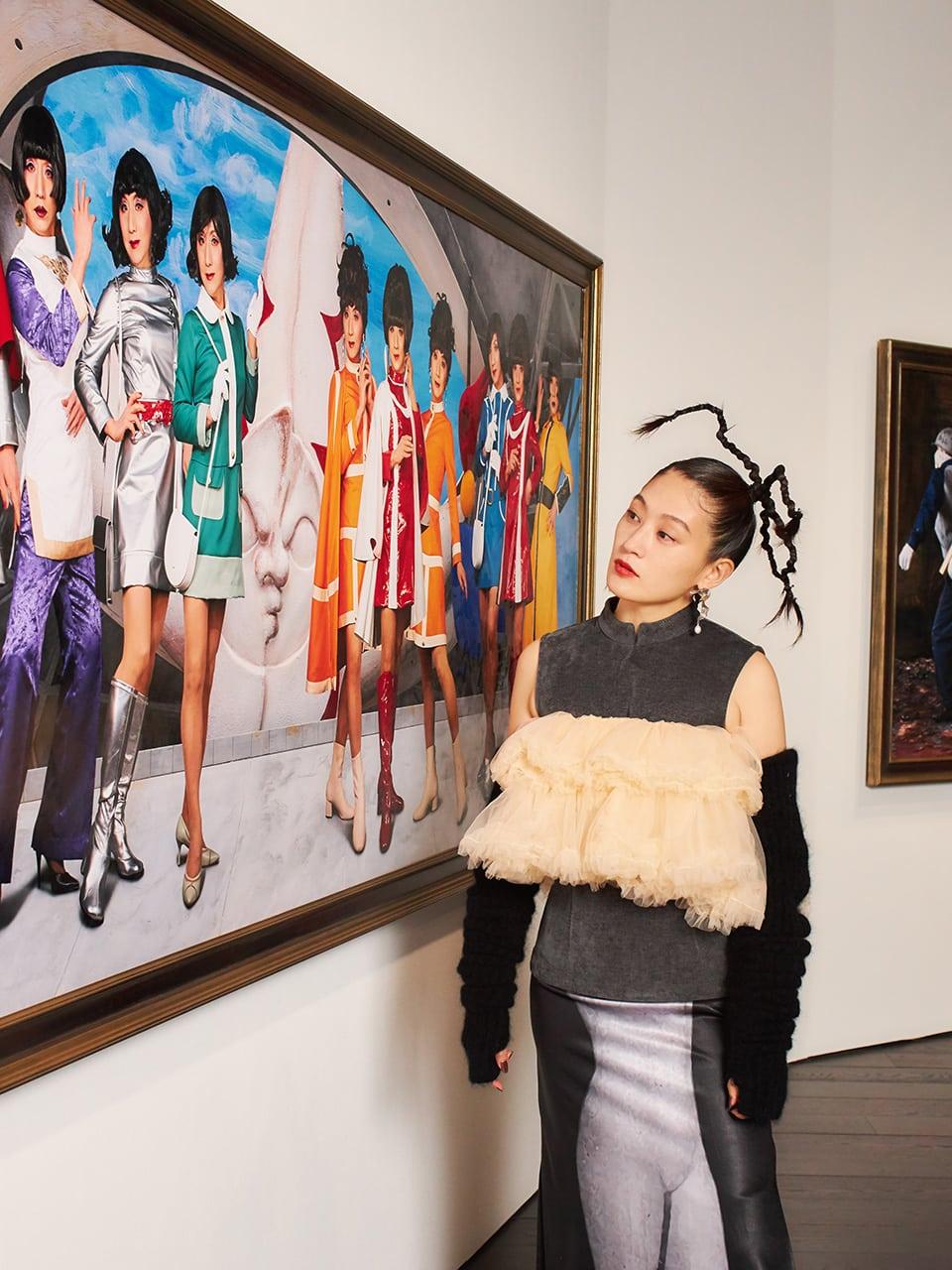 展示を周るコムアイ