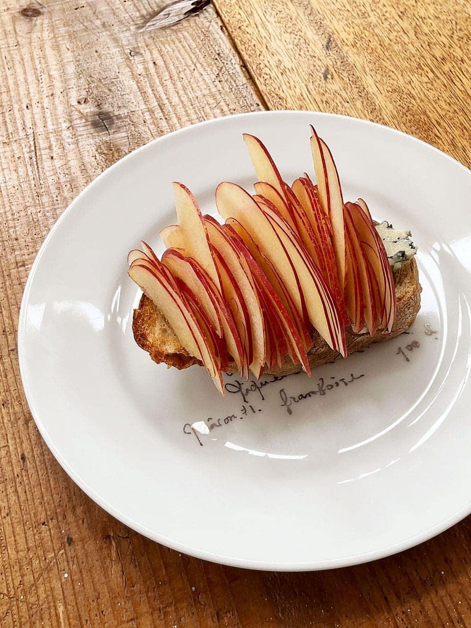 となりの5分メシ vol.82 りんごとブルーチーズのタルティーヌ