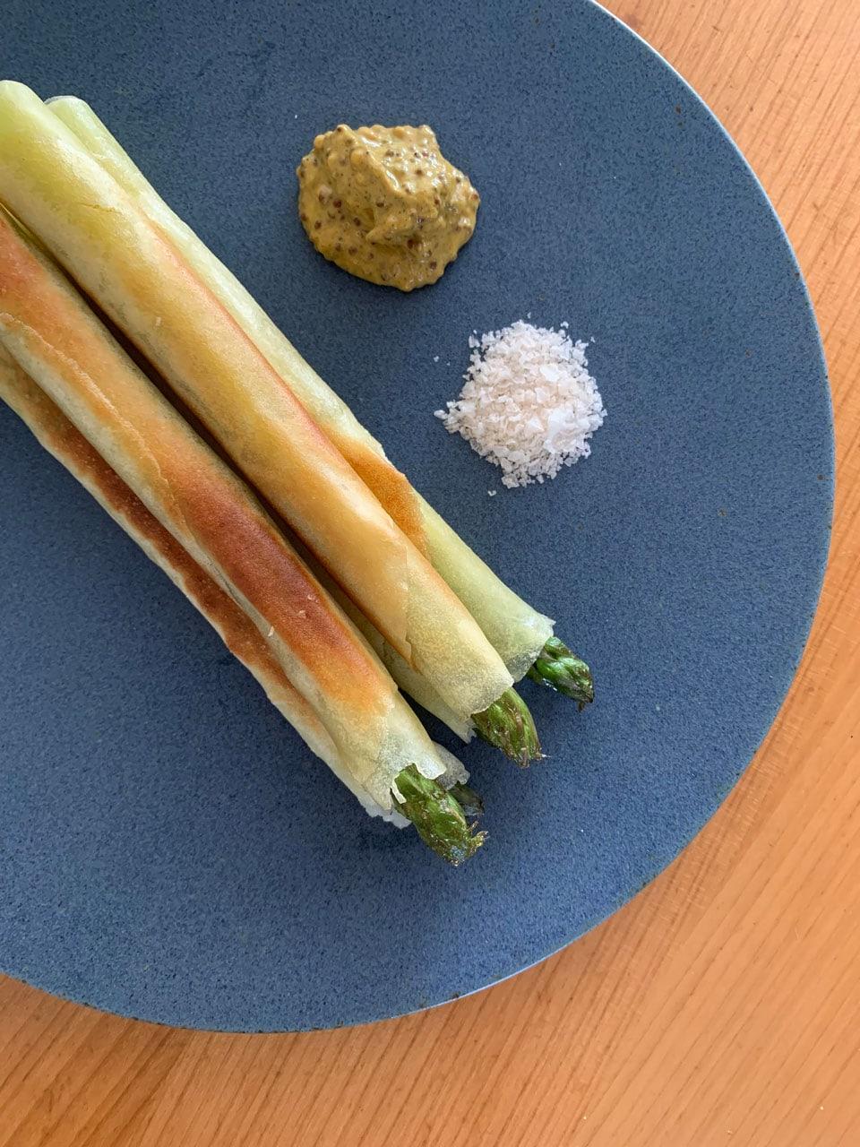 グリーンアスパラガスとパルミジャーノの春巻き