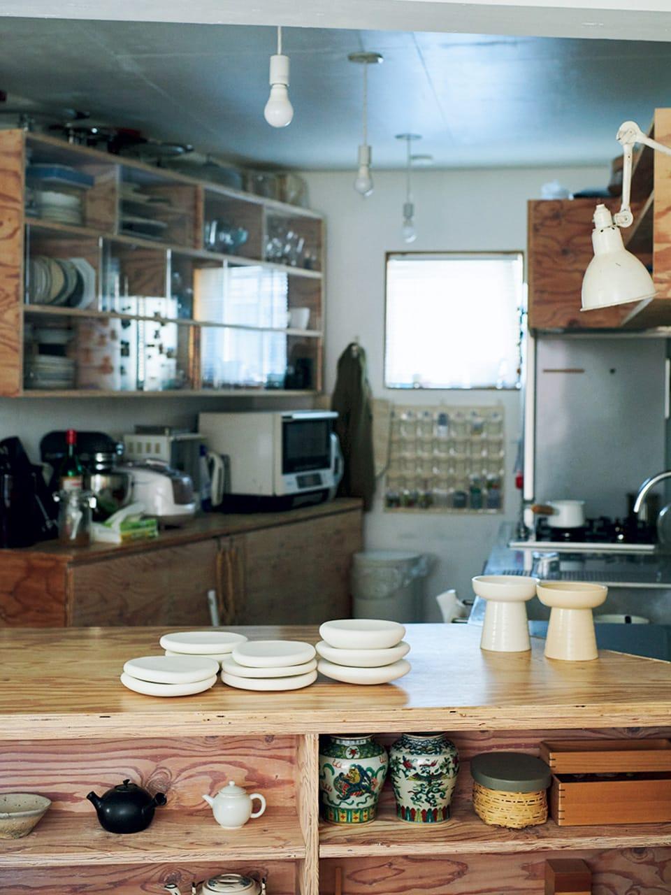 温かみある木目と漆喰の白壁に囲まれて|クリエイターたちの快適空間に潜入 vol.5 菓子作家・土谷未央さん