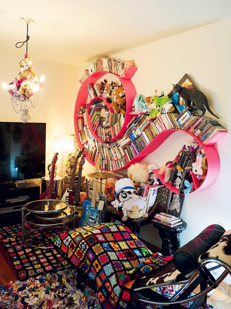 ポップなシェルフに“好き”を並べて堪能|クリエイターたちの快適空間に潜入 vol.7 人形作家・勝又麻樹子さん