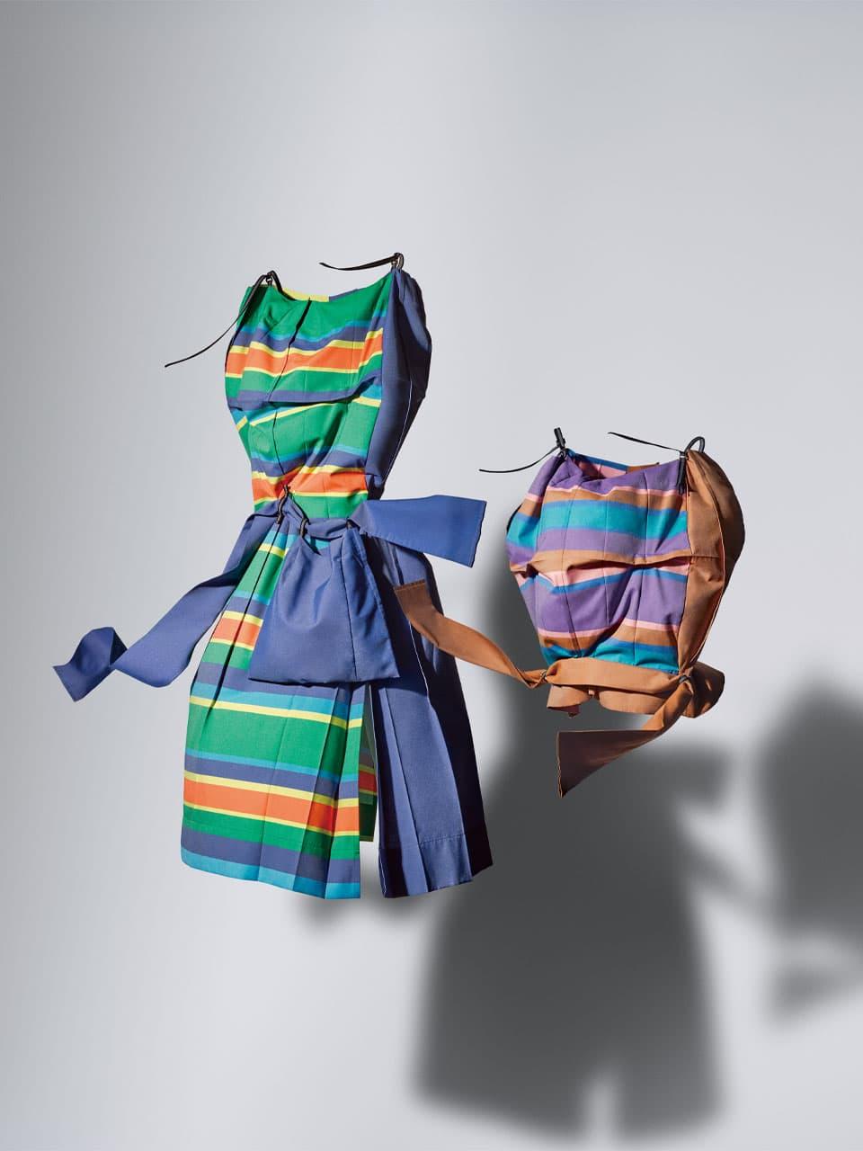 132 5. ISSEY MIYAKE〉が、地球や独楽が回る様子を表現した“動き”を  