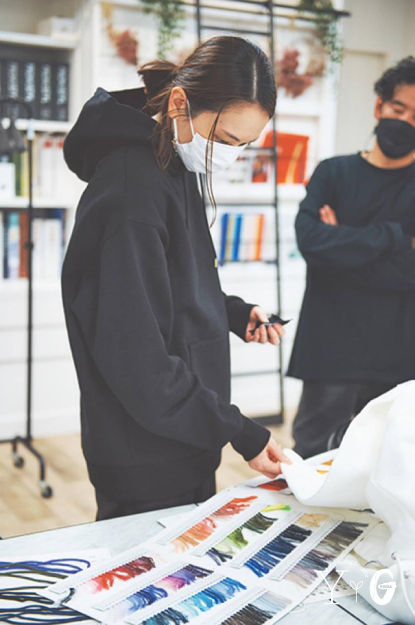 新垣 新垣結衣さんデザイン〈huhu フーディ〉スペシャルな“ふふっ”ができるまで 第3回 「ふとしたときの遊び」 | 【GINZA】東京発信の最新ファッション&カルチャー情報