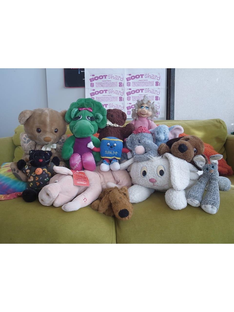 いつだって、ぬいぐるみ推し。作品づくりにも影響を受けたポップな仲間