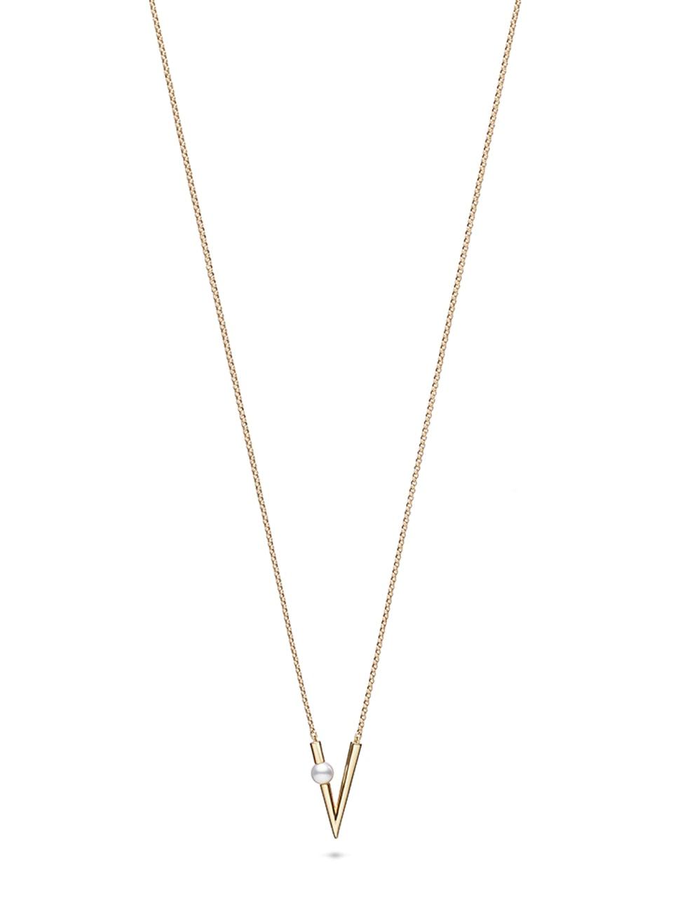 〈ミキモト〉の新作は、パールが際立つVフォルム。洗練されたコントラストに目を奪われる