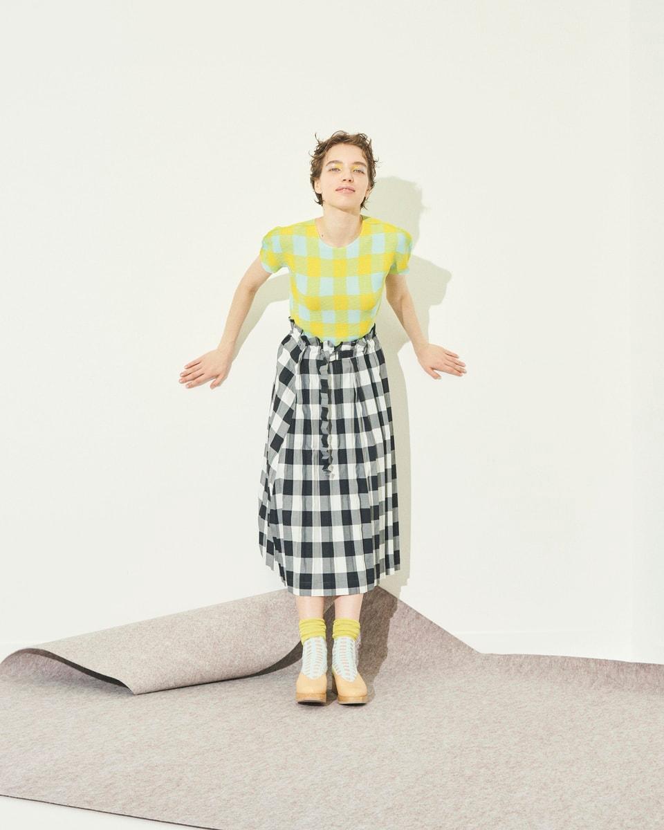 色が弾ける笑顔広がる〈me ISSEY MIYAKE〉のギンガムルック | 【GINZA  