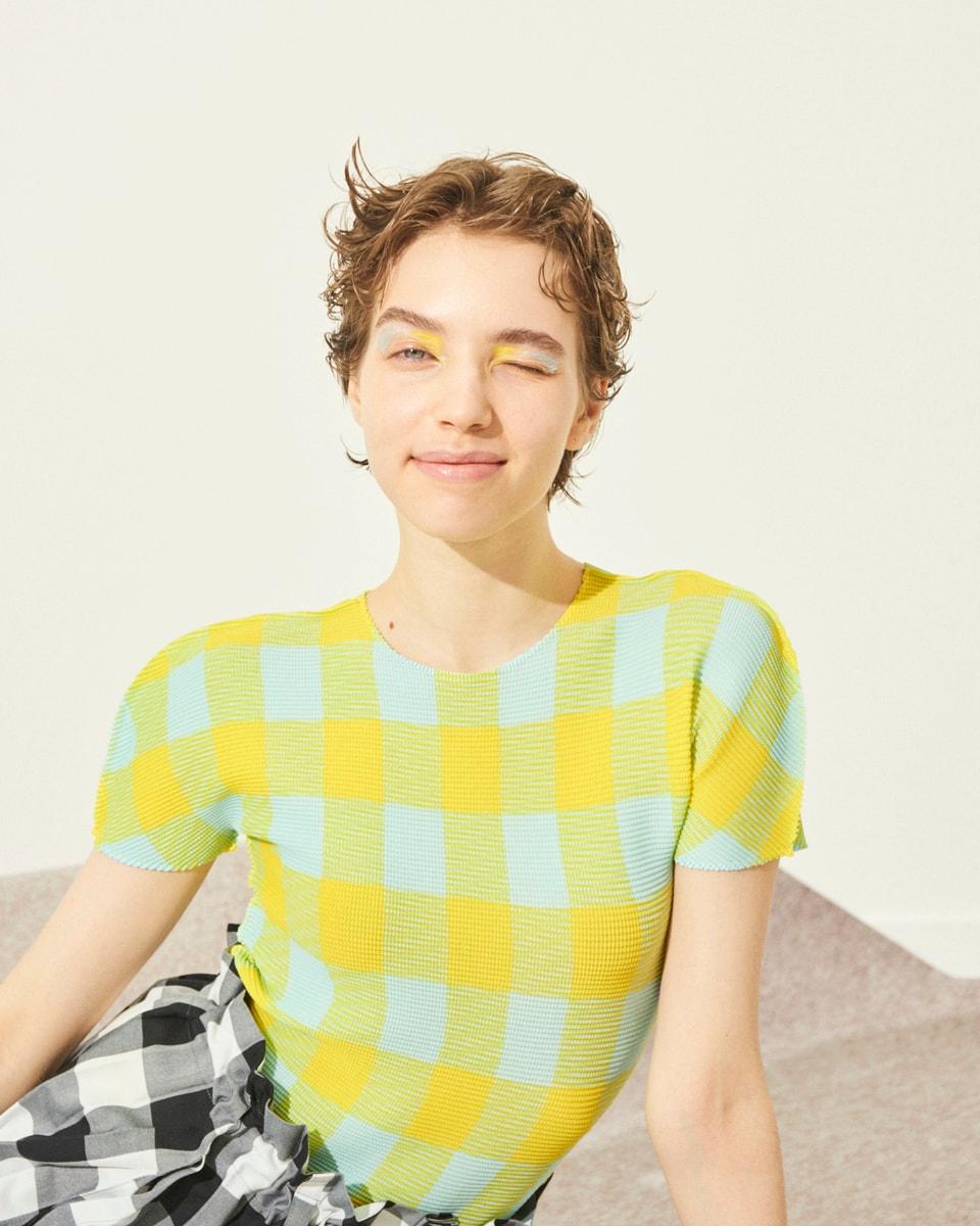 色が弾ける笑顔広がる〈me ISSEY MIYAKE〉のギンガムルック | 【GINZA 
