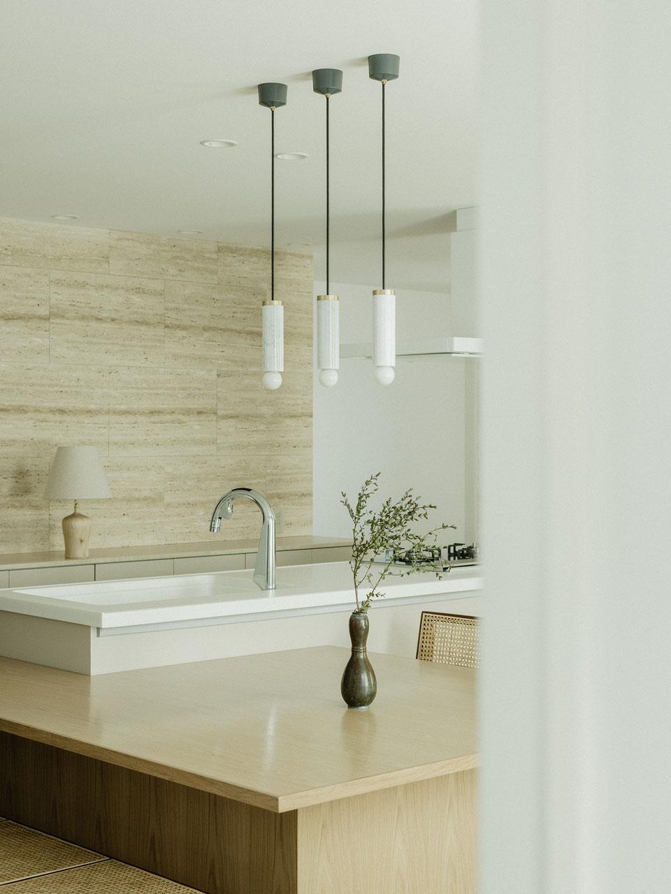 私と部屋 vol.113 自然素材を愛し、触れながら暮らす。均一で温かな衣食住の質感 ー 川端 奈那さん