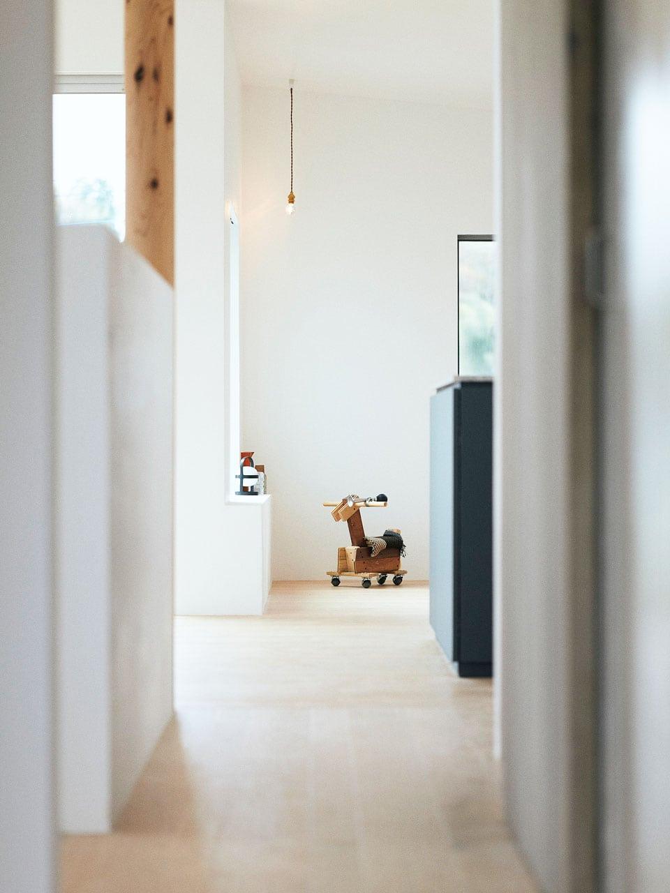 私と部屋 vol.114 暮らしながら作る家。差し込む光の陰影と、漆喰の白 ー 外山 翔さん